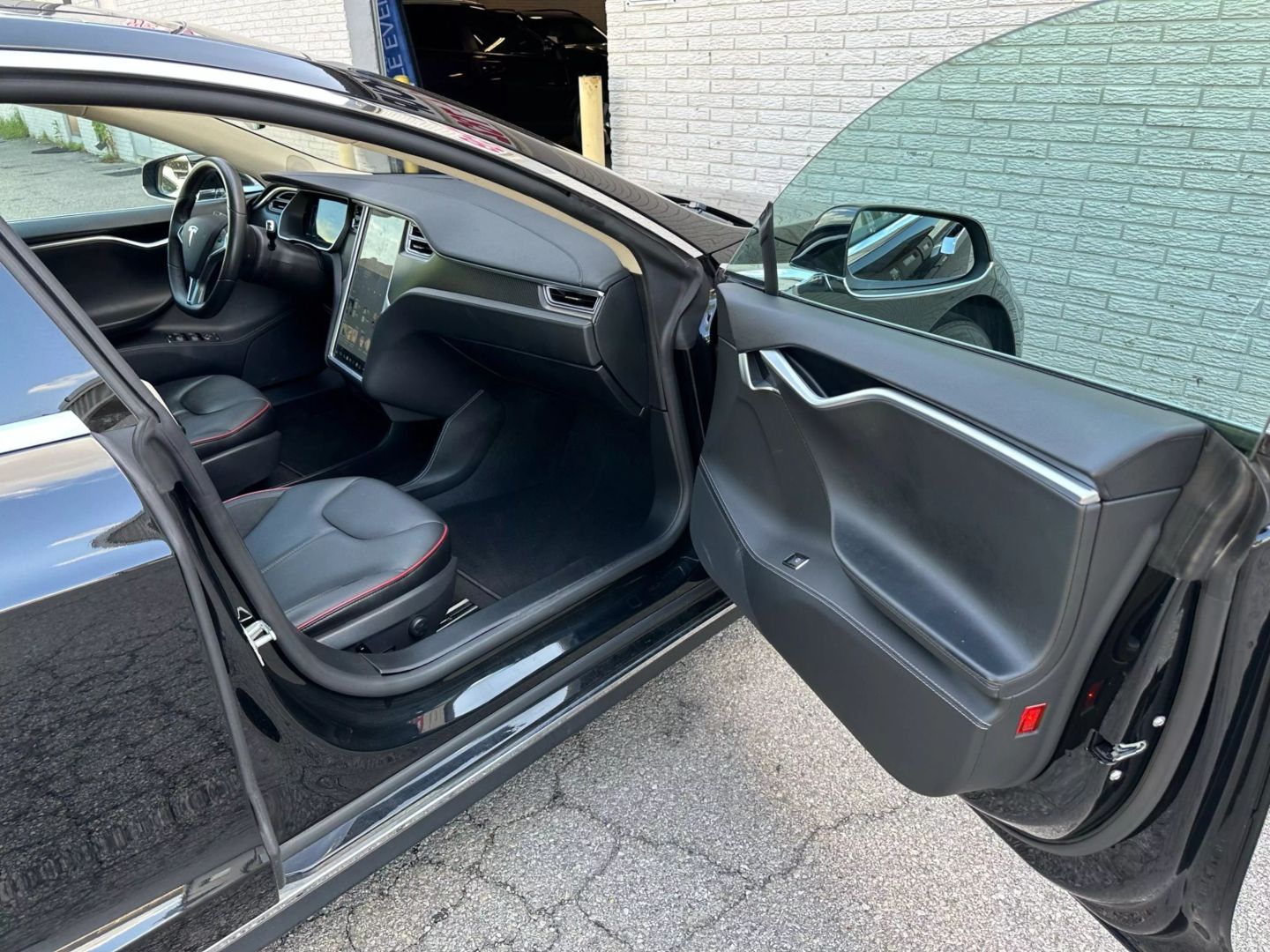 2014 Tesla Model S - Image 31