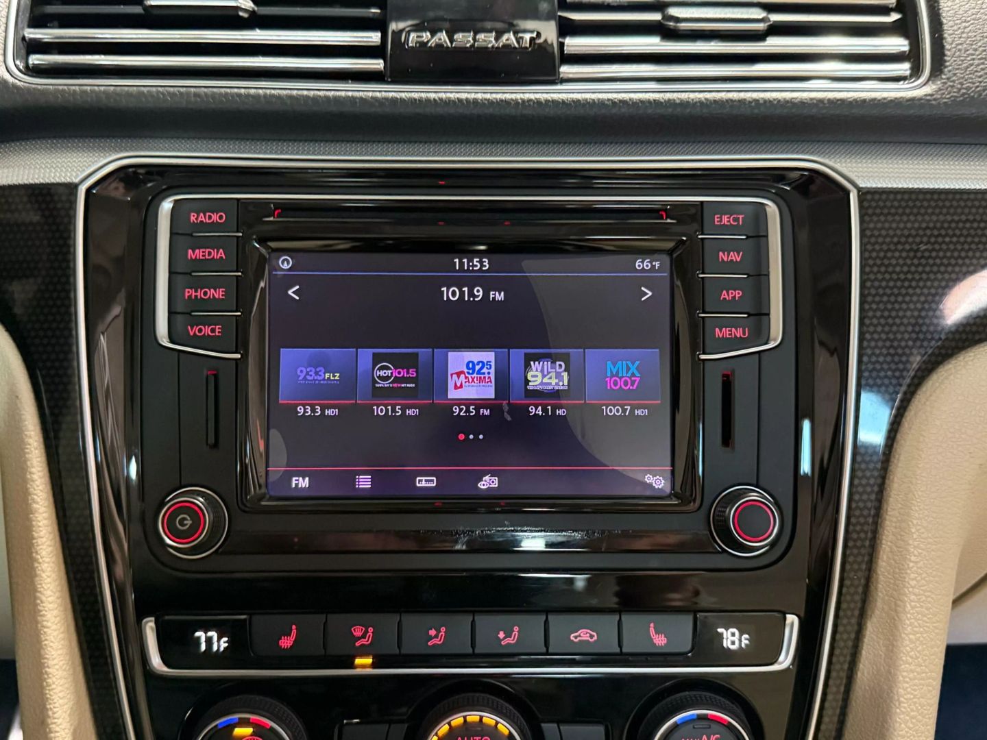 2019 Volkswagen Passat - Image 32