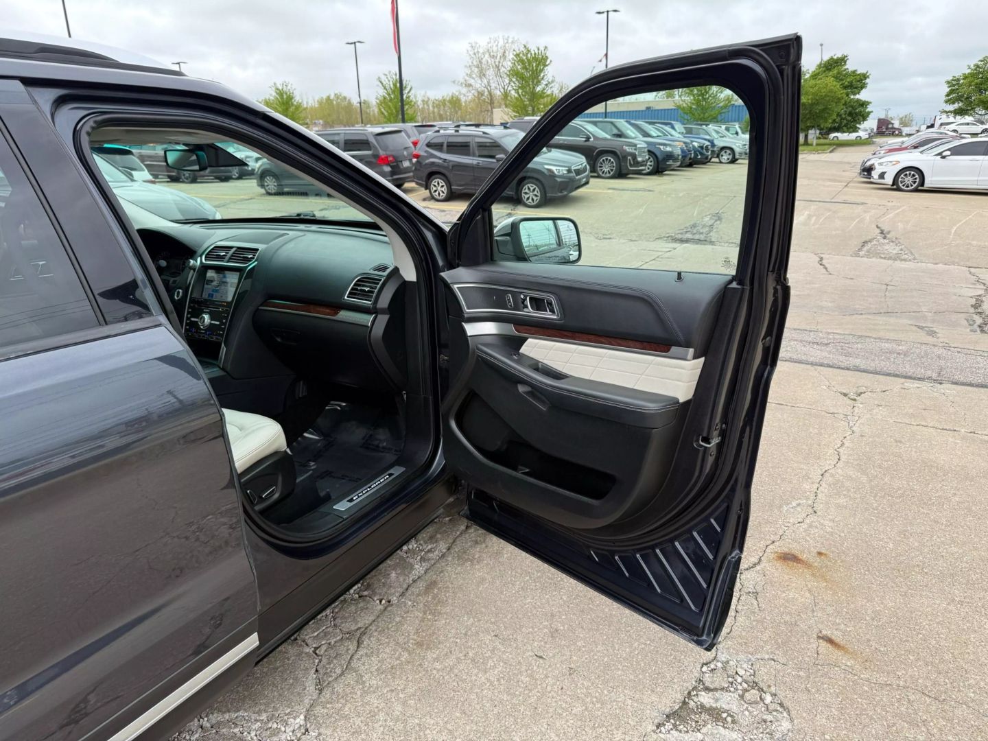 2017 Ford Explorer - Image 25