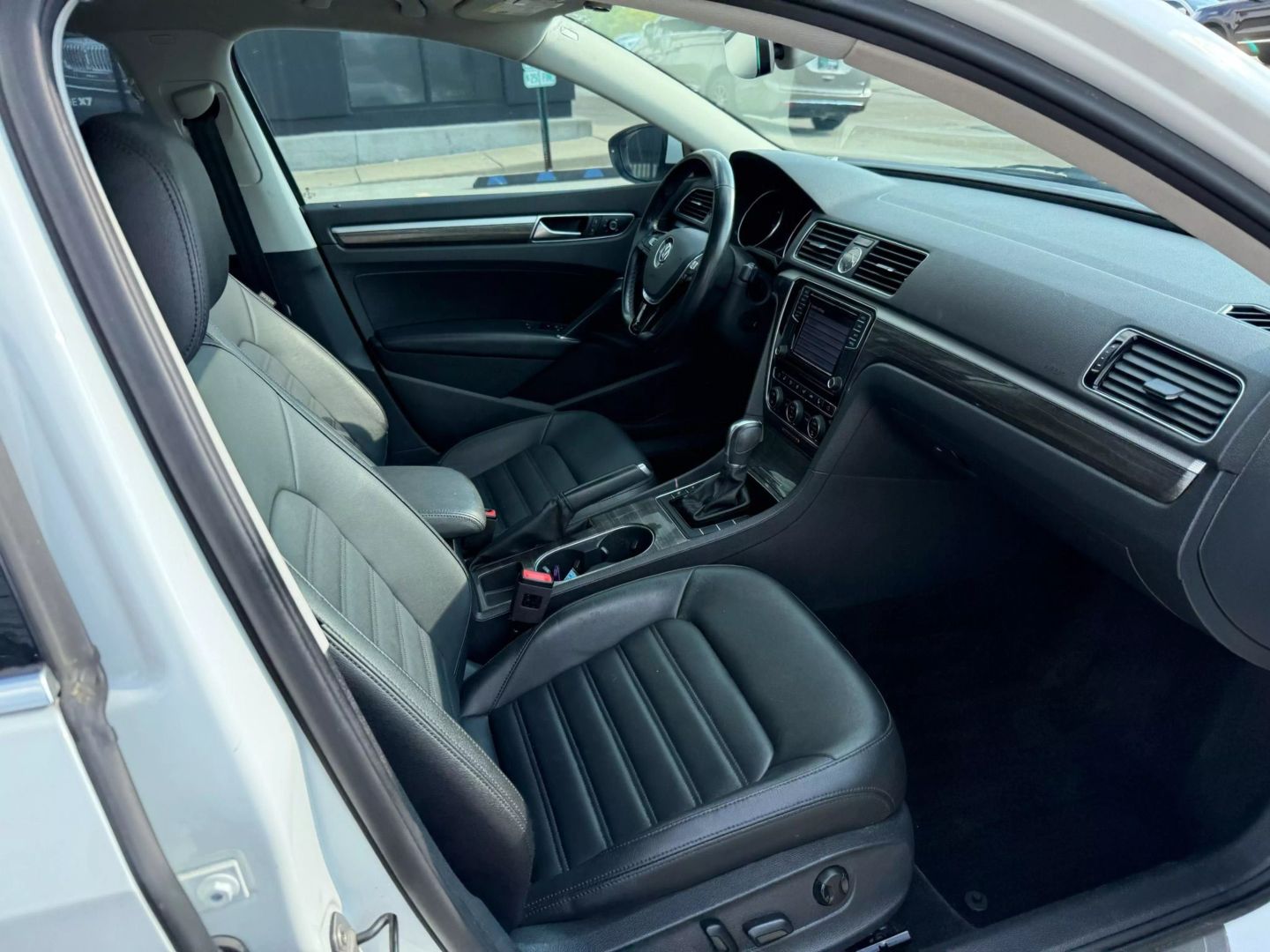 2017 Volkswagen Passat - Image 25