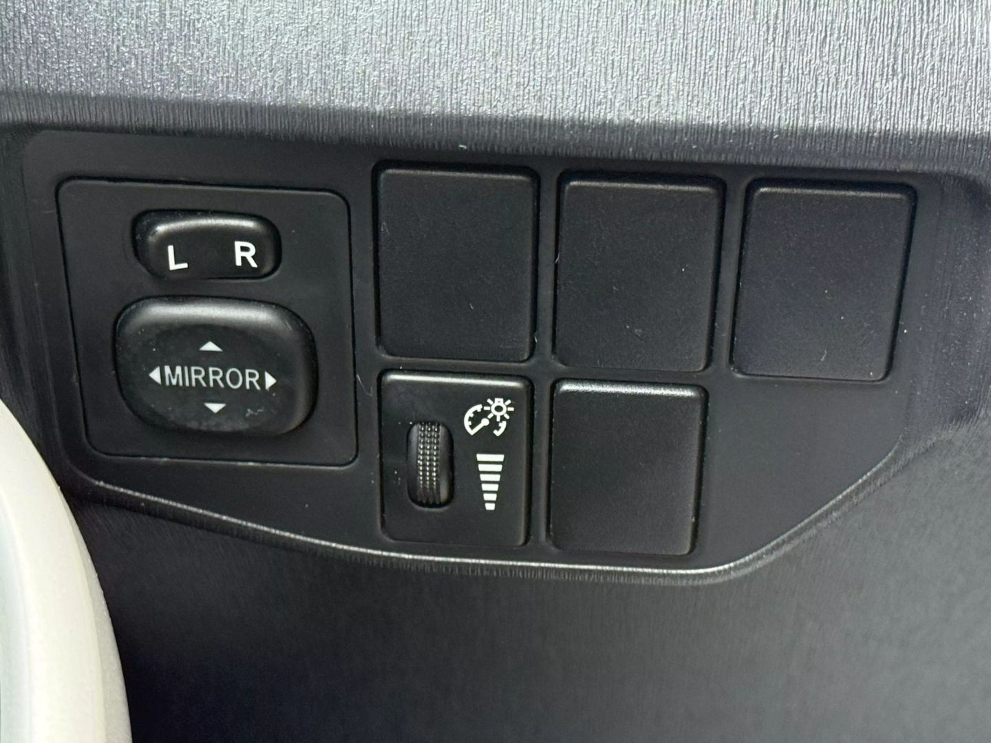 2015 Toyota Prius - Image 38
