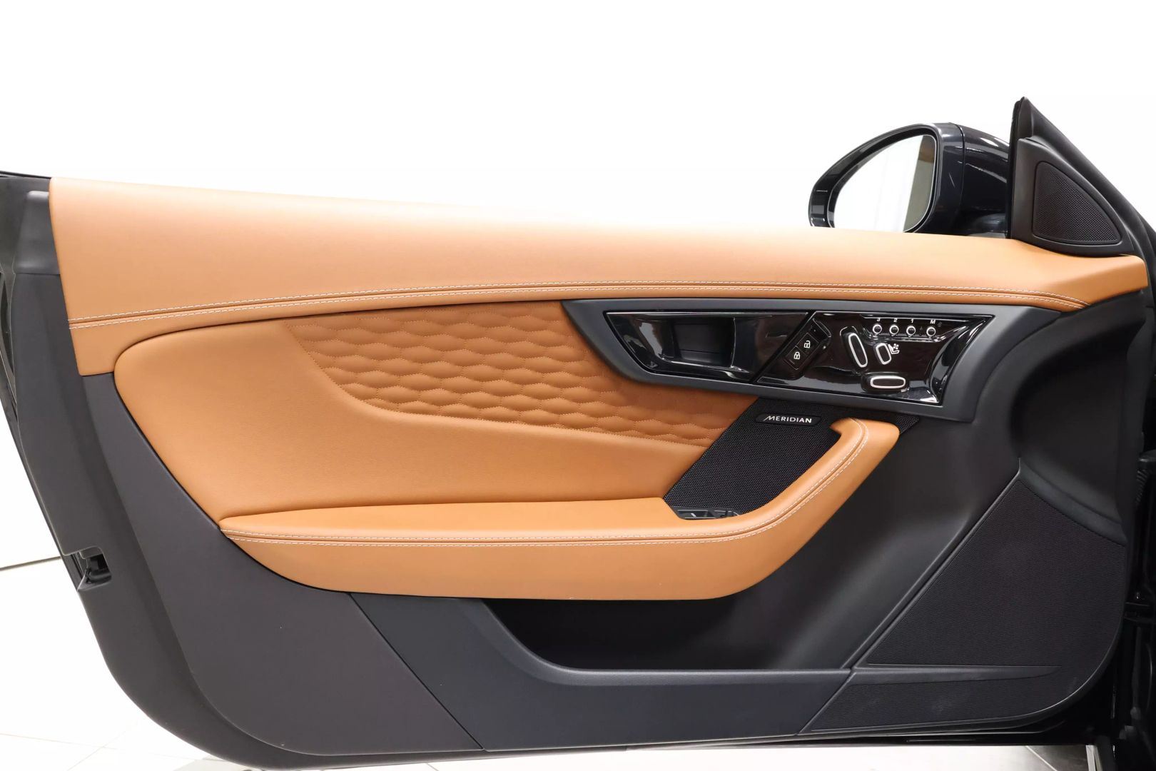 2024 Jaguar F-type - Image 9