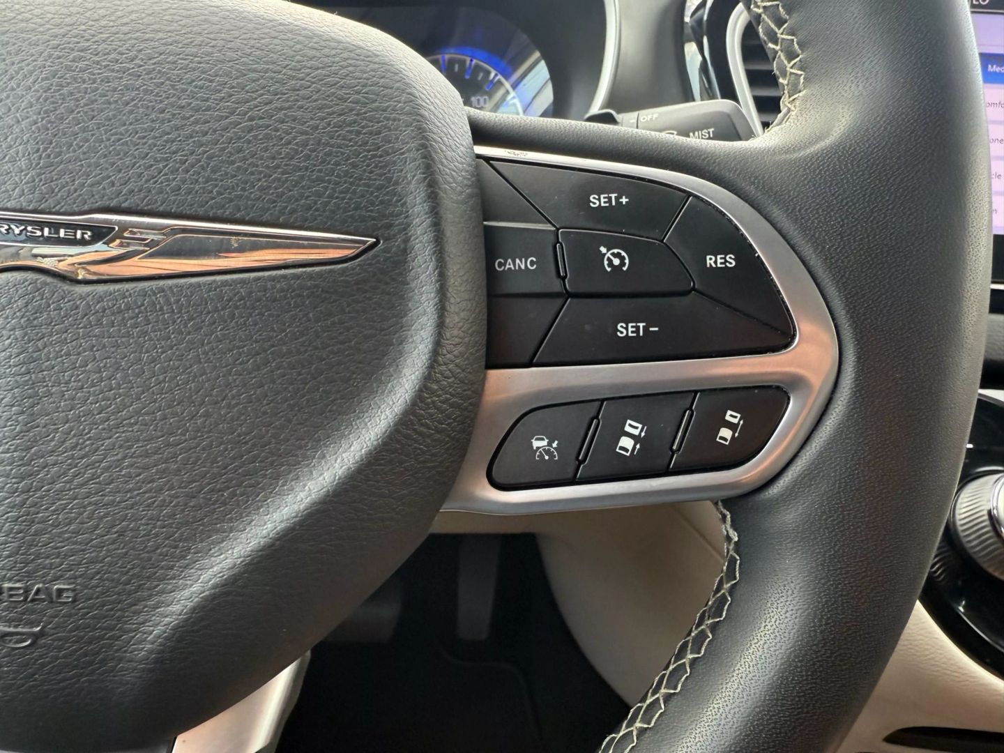 2022 Chrysler Pacifica - Image 25