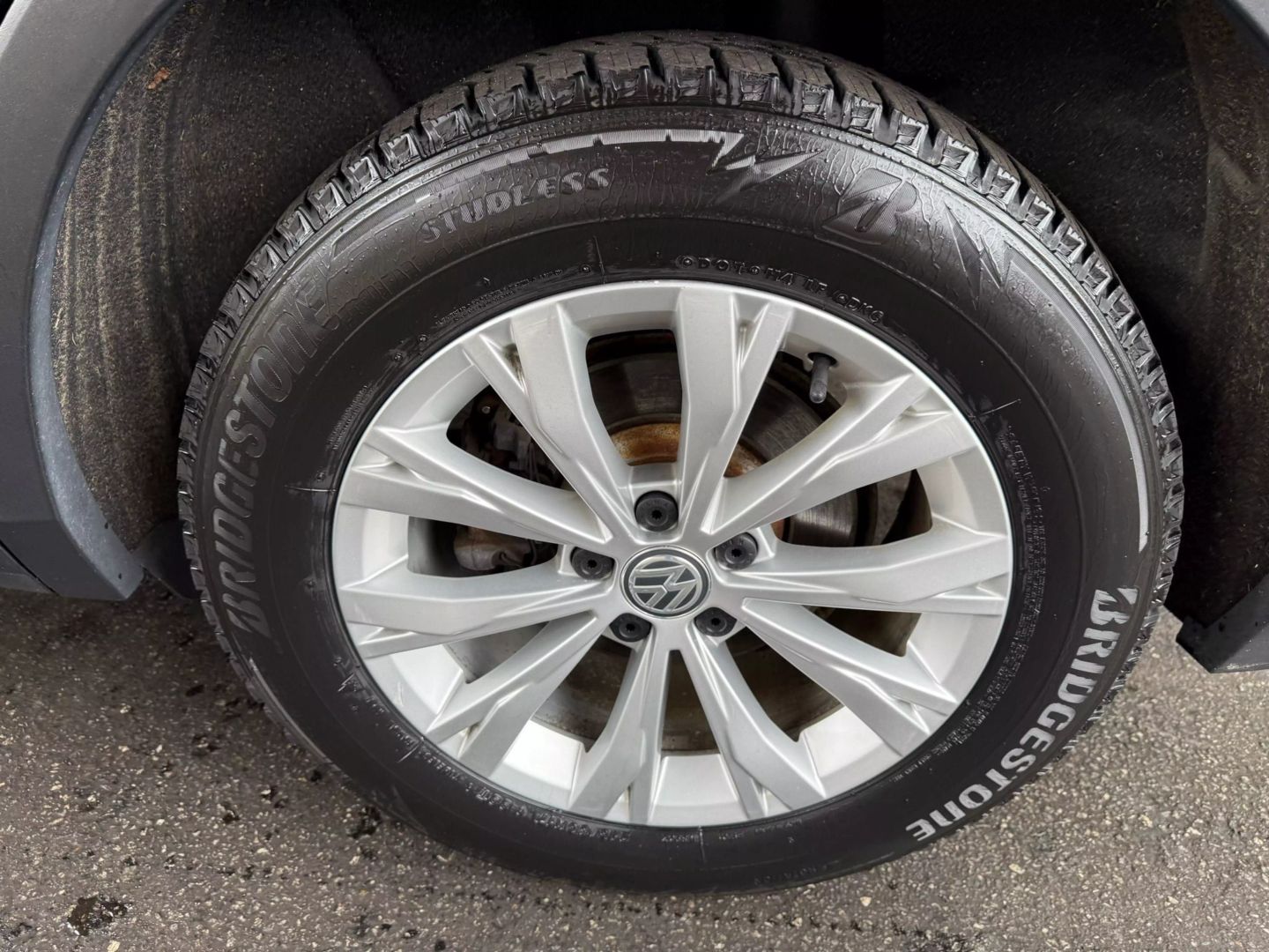 2018 Volkswagen Tiguan - Image 40