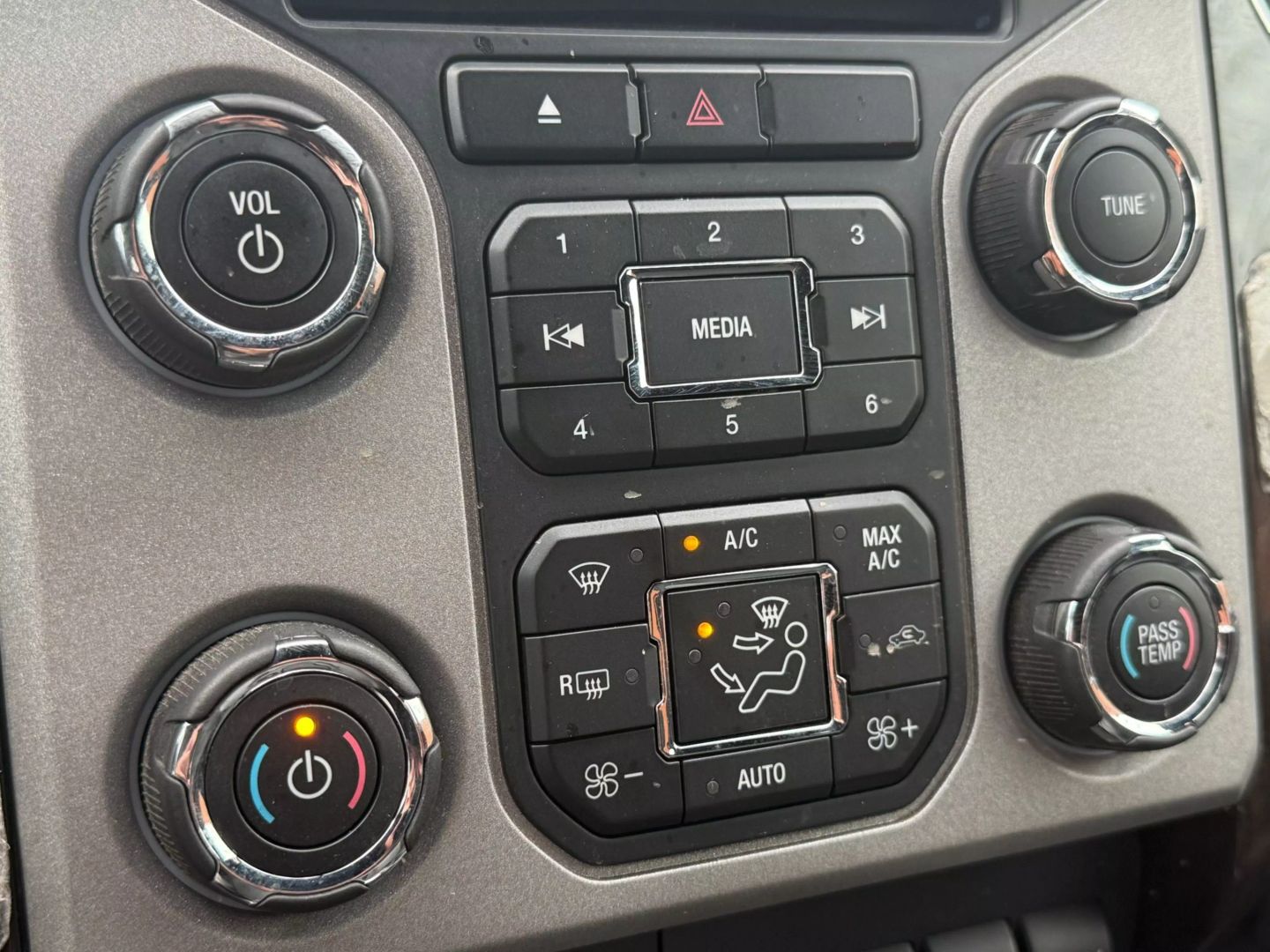 2015 Ford F250 Super Duty Crew Cab - Image 31