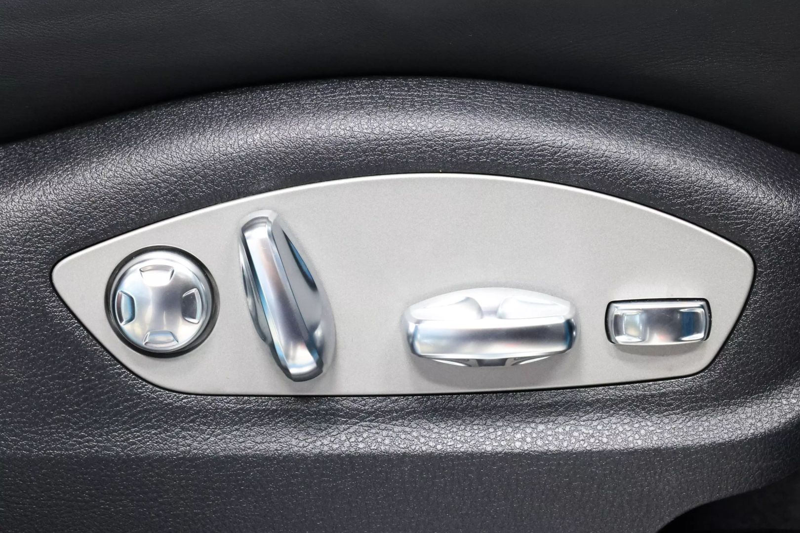 2022 Porsche Macan - Image 83