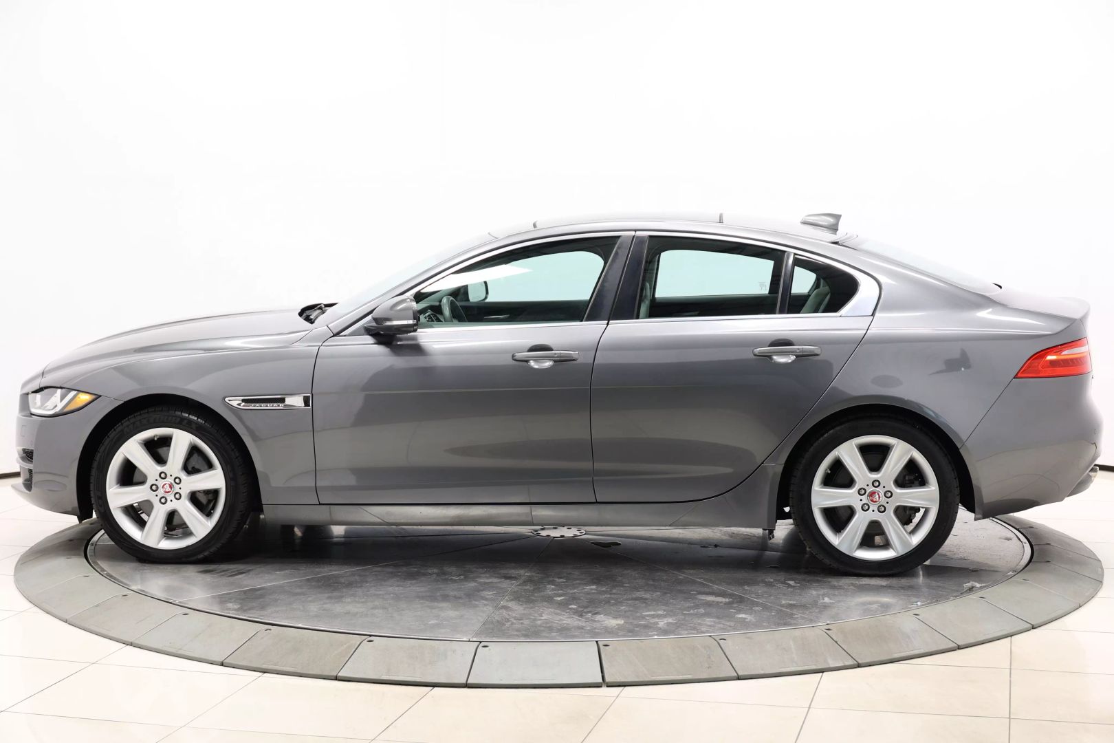 2019 Jaguar Xe - Image 6