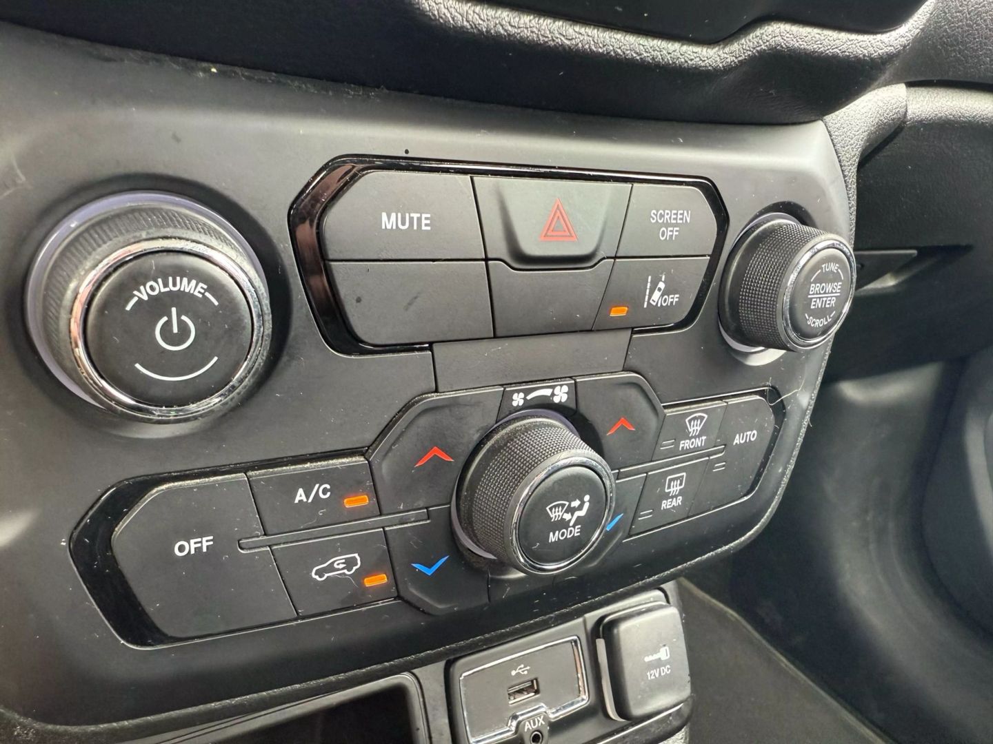 2021 Jeep Renegade - Image 24