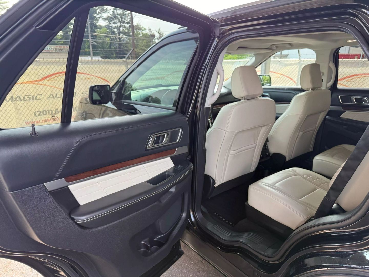 2018 Ford Explorer - Image 17