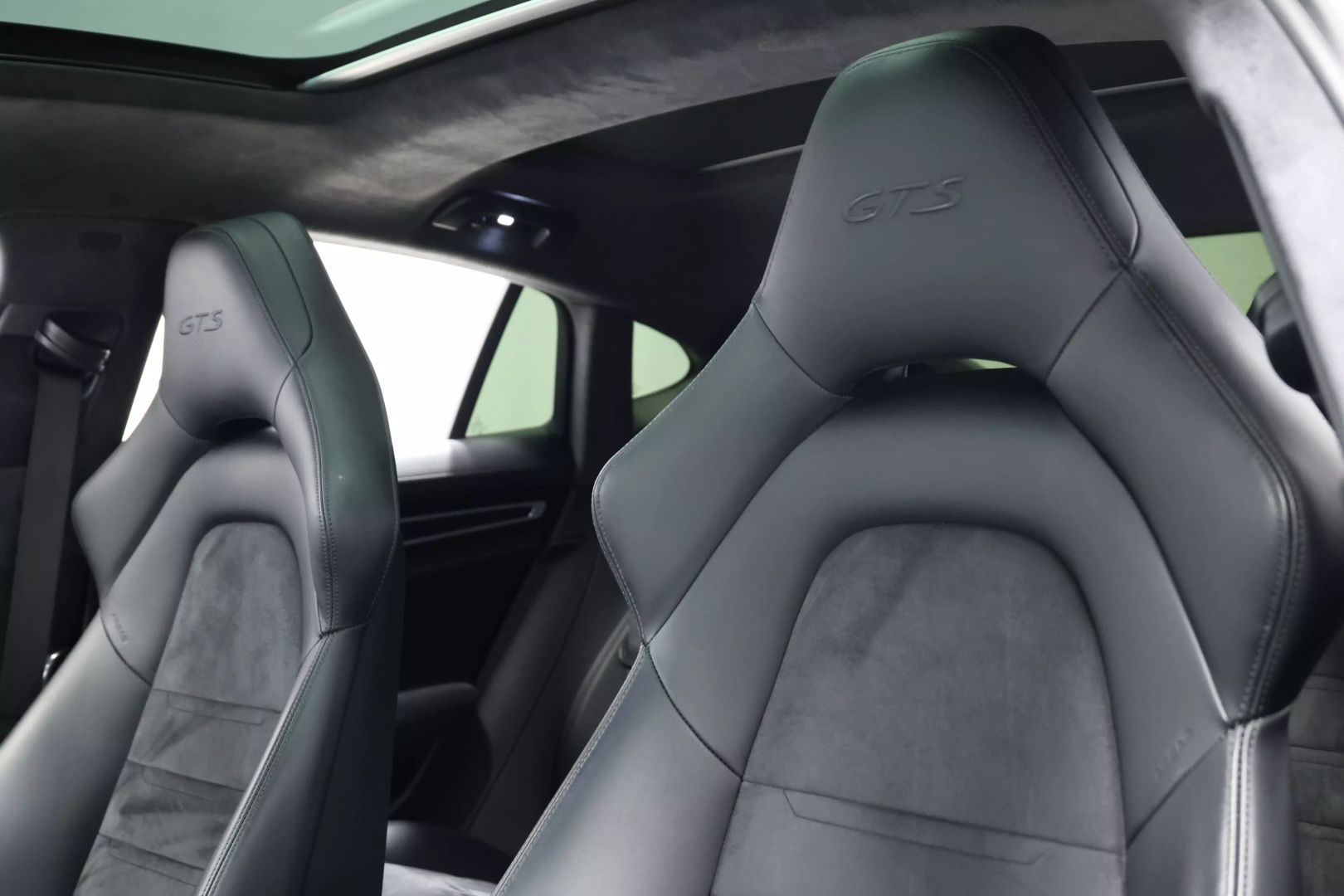 2020 Porsche Panamera - Image 17