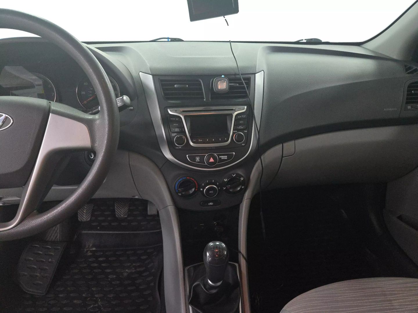 2015 Hyundai Accent - Image 13
