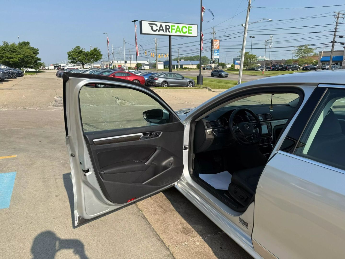 2017 Volkswagen Passat - Image 16