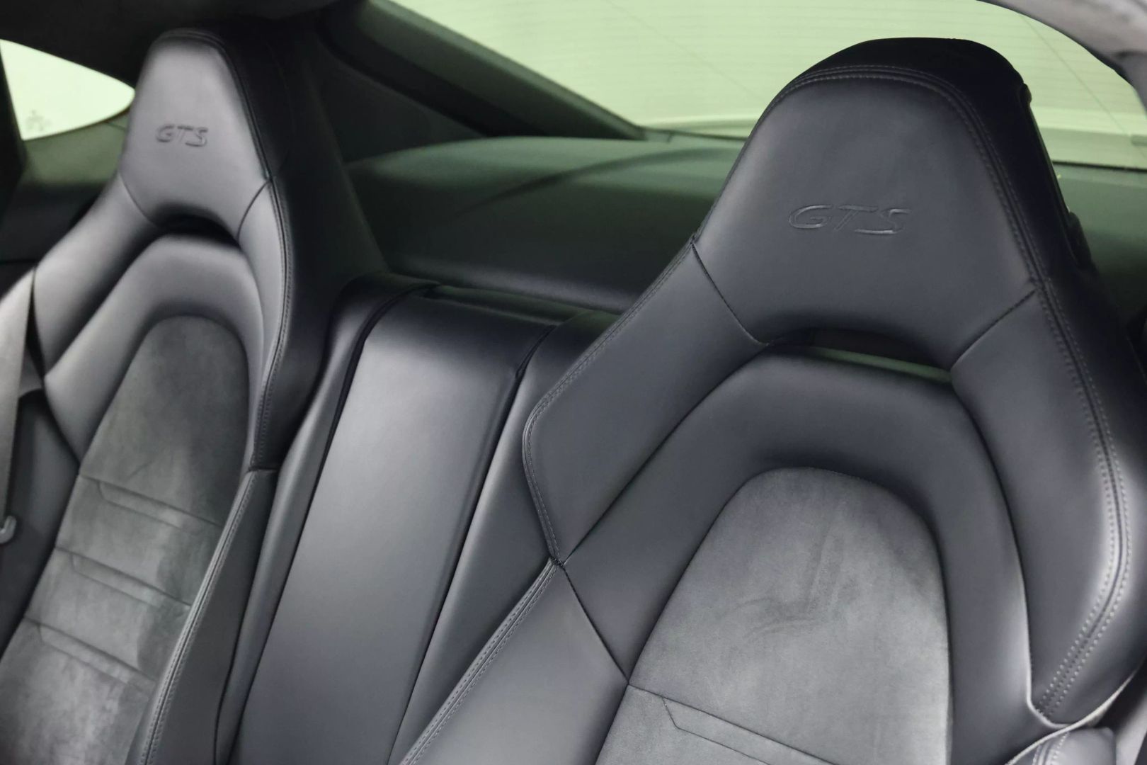 2020 Porsche Panamera - Image 57