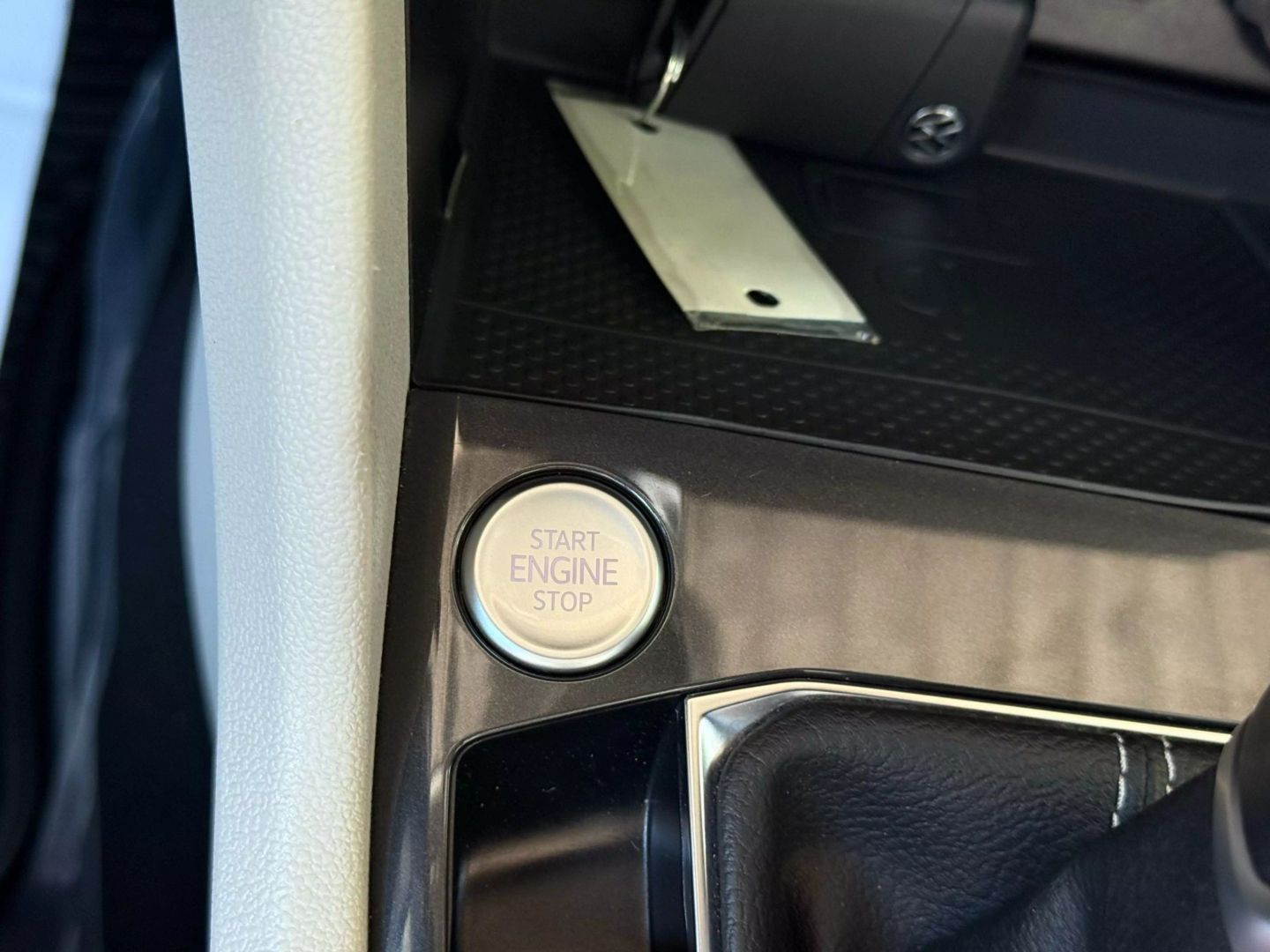 2022 Volkswagen Tiguan - Image 31
