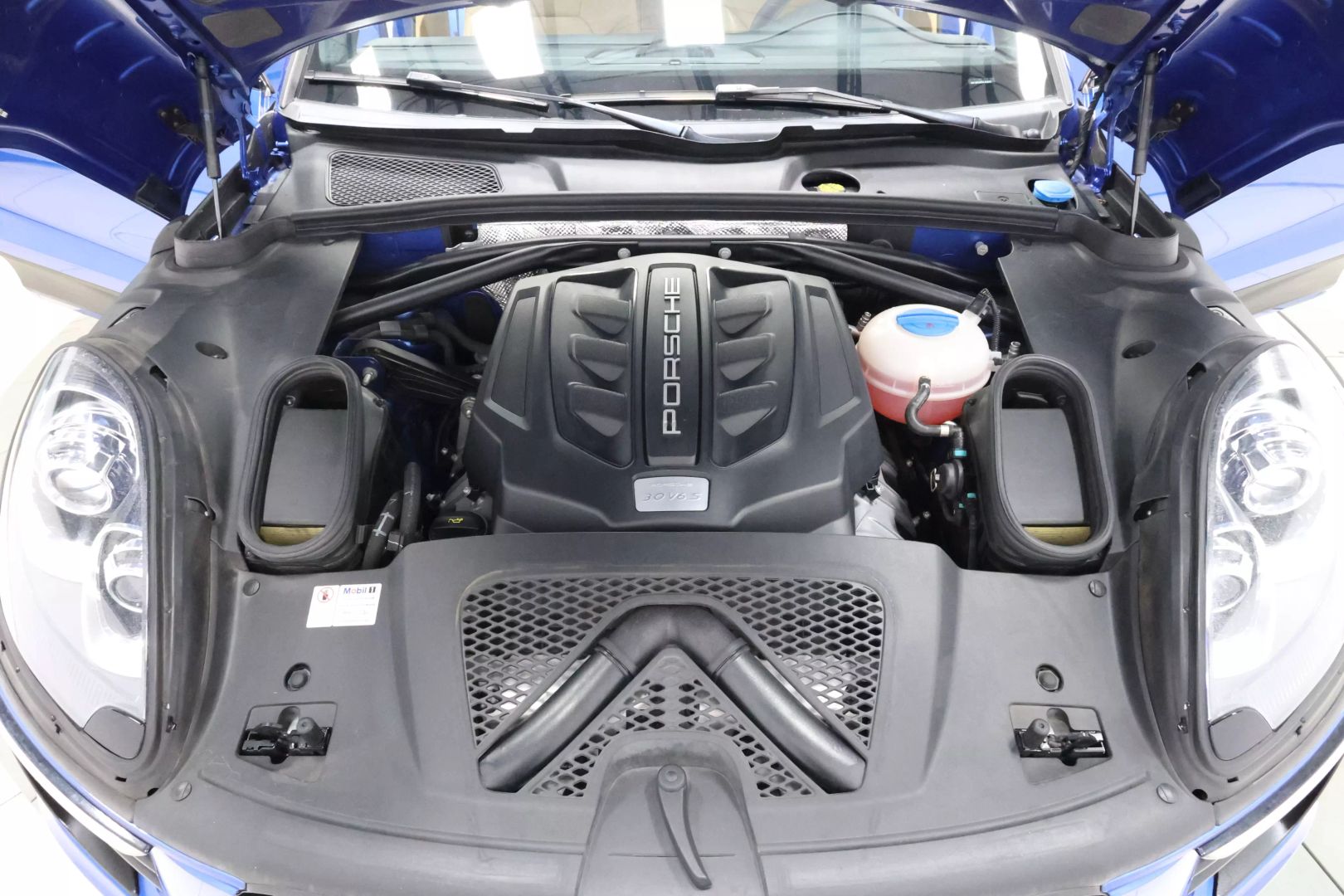 2017 Porsche Macan - Image 100