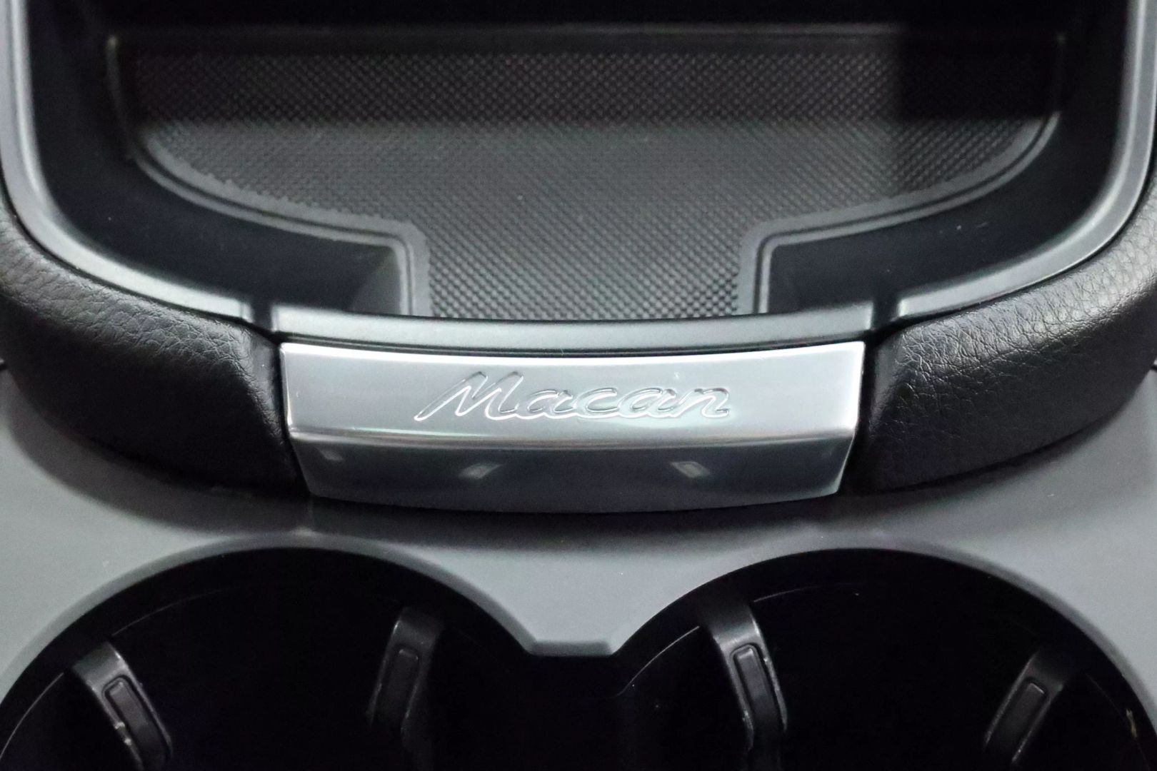 2022 Porsche Macan - Image 38