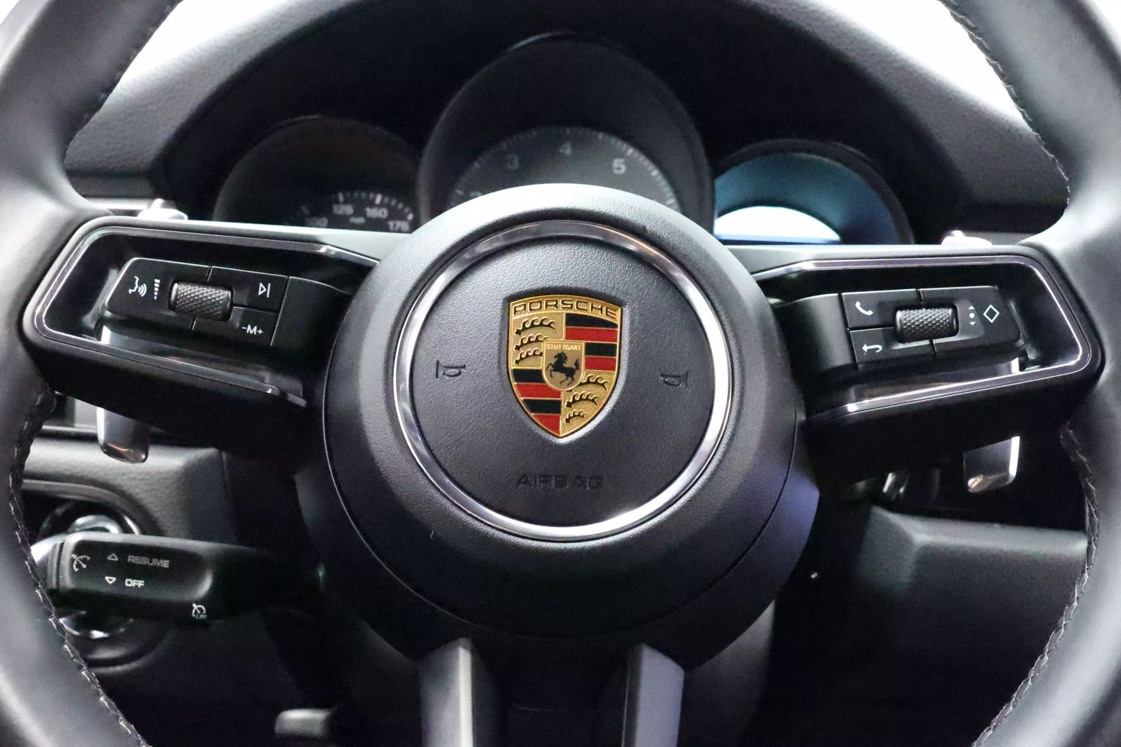 2022 Porsche Macan - Image 25