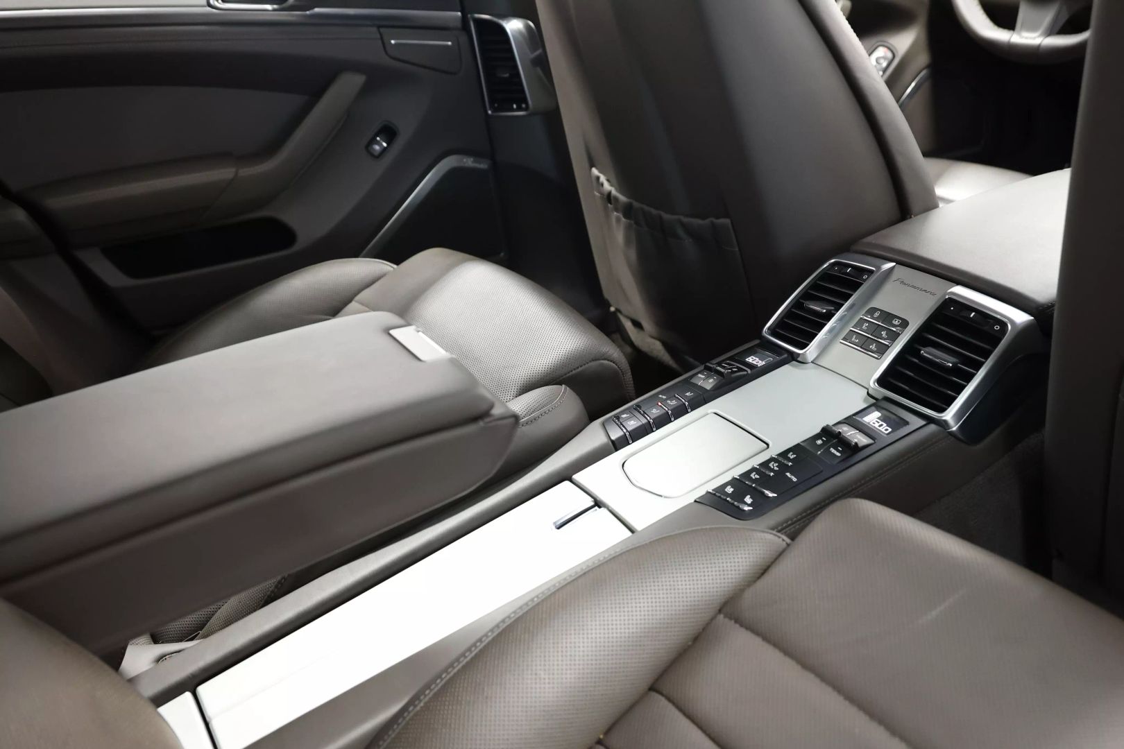 2014 Porsche Panamera - Image 90