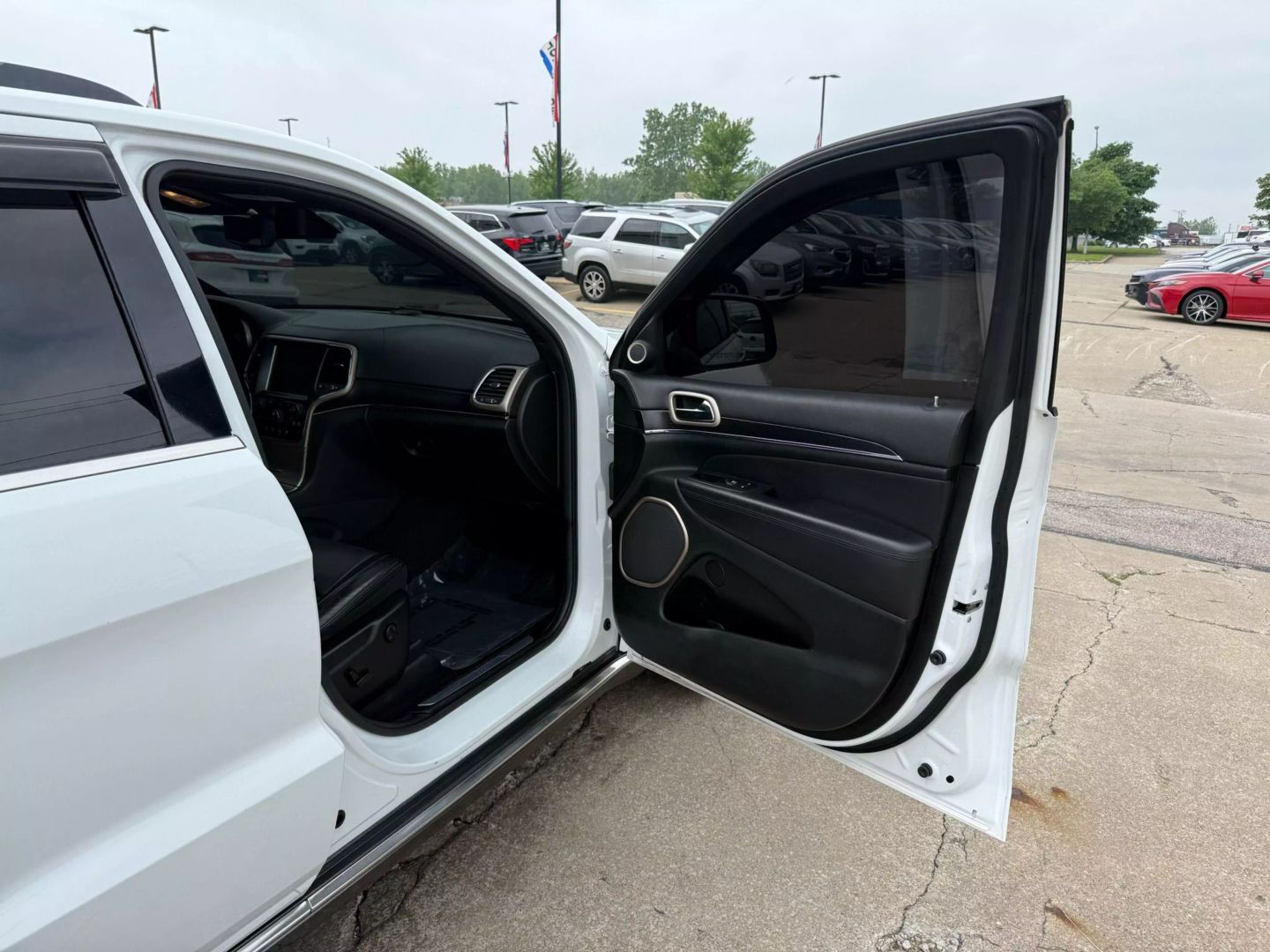 2014 Jeep Grand Cherokee - Image 25