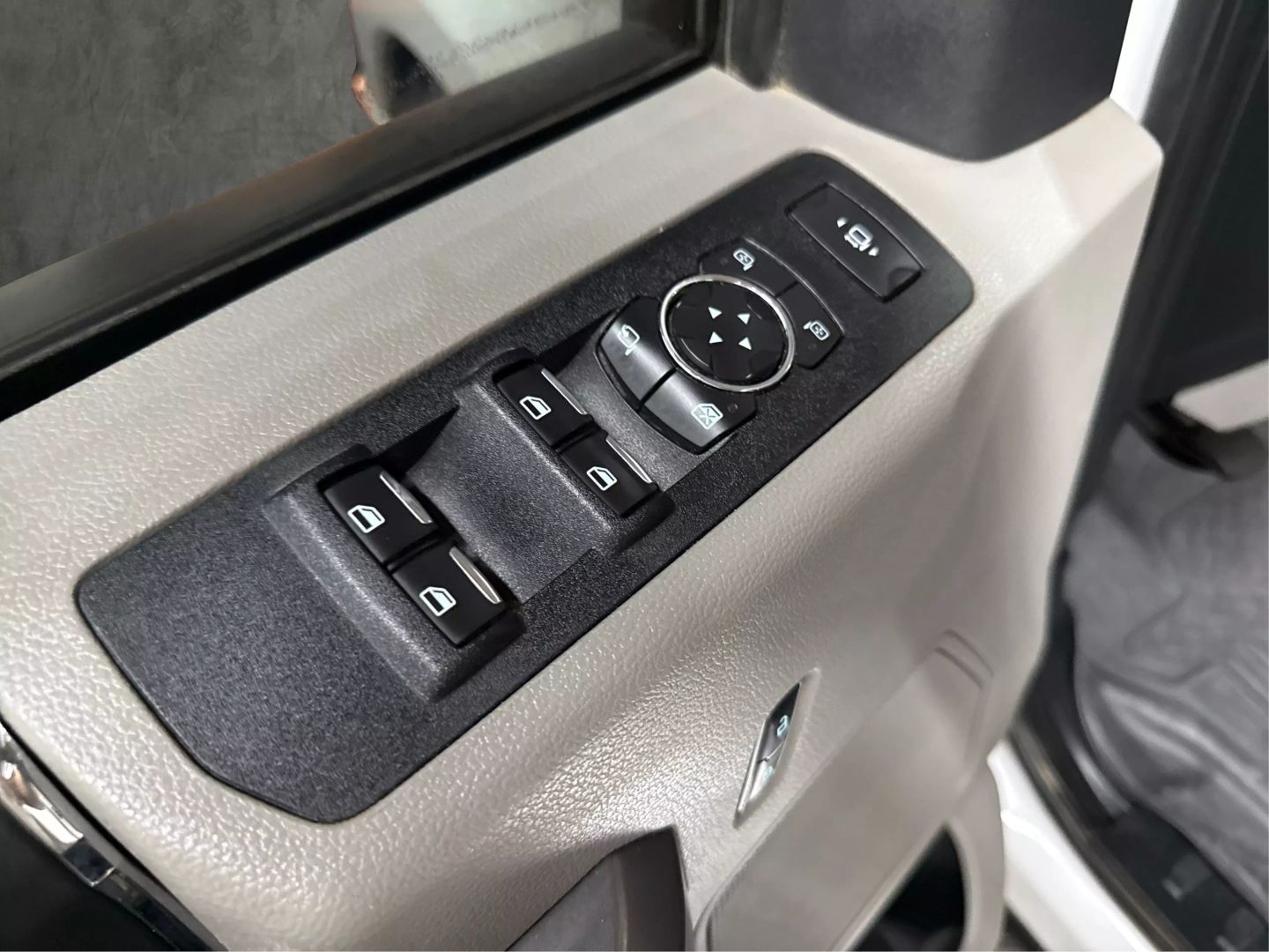 2017 Ford F250 Super Duty Crew Cab - Image 25