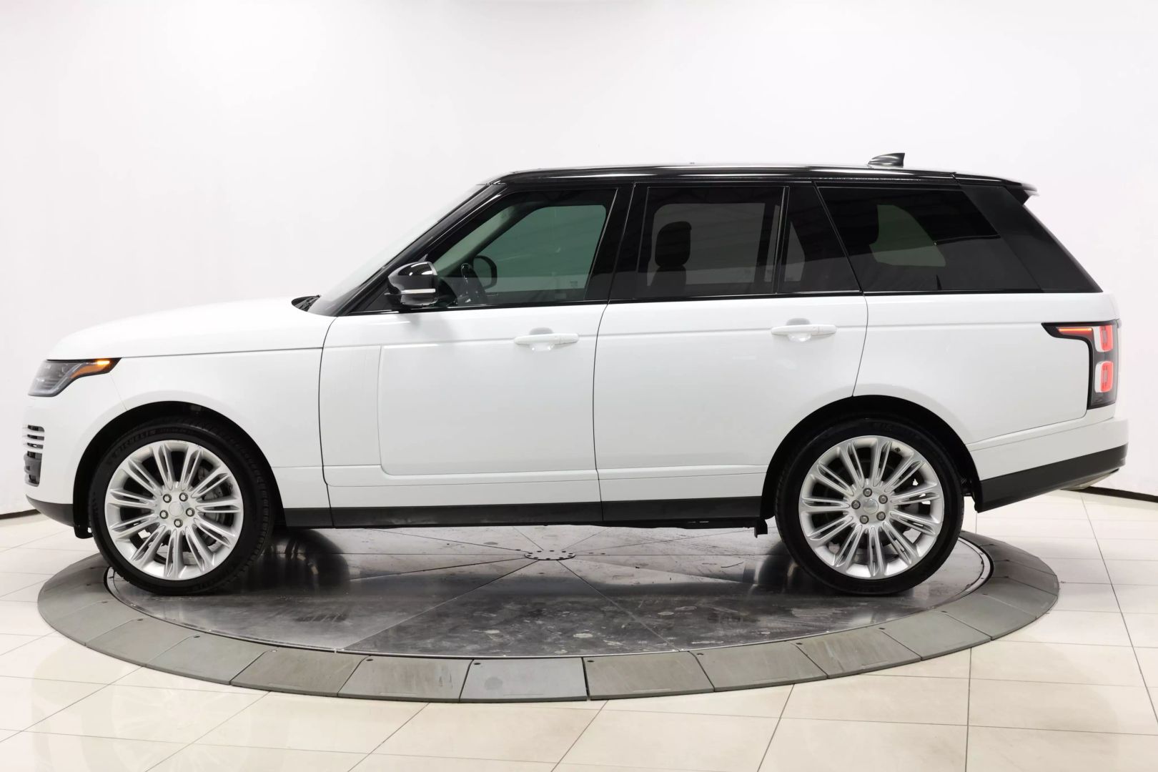 2018 Land Rover Range Rover - Image 6