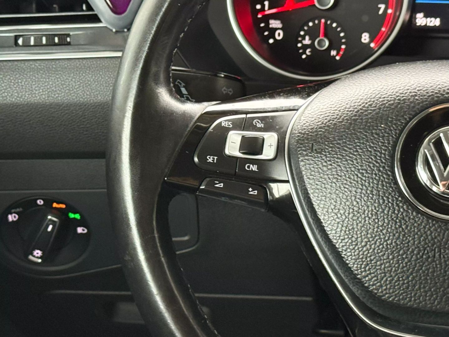 2018 Volkswagen Tiguan - Image 34