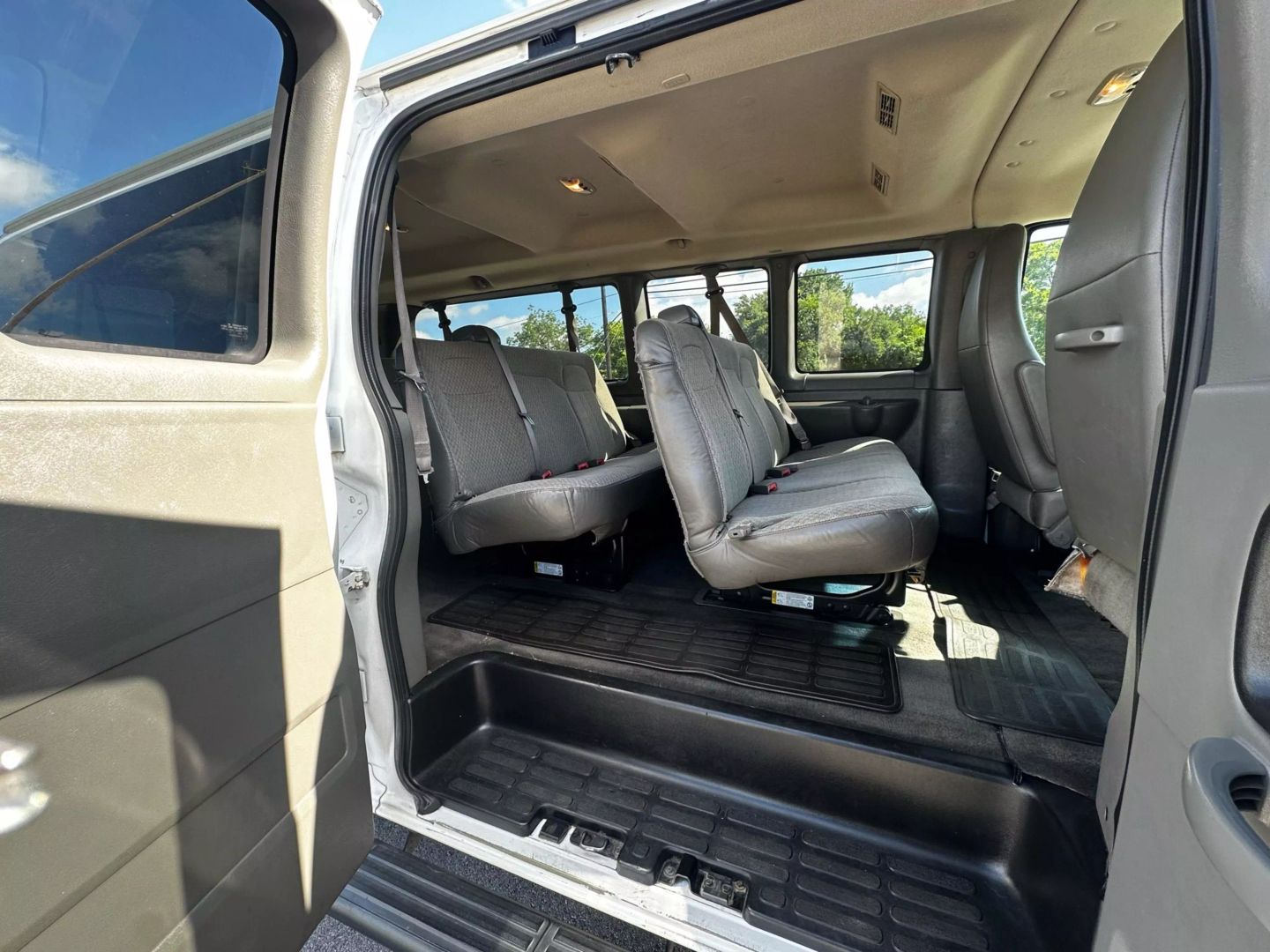 2014 Chevrolet Express 3500 Passenger - Image 9
