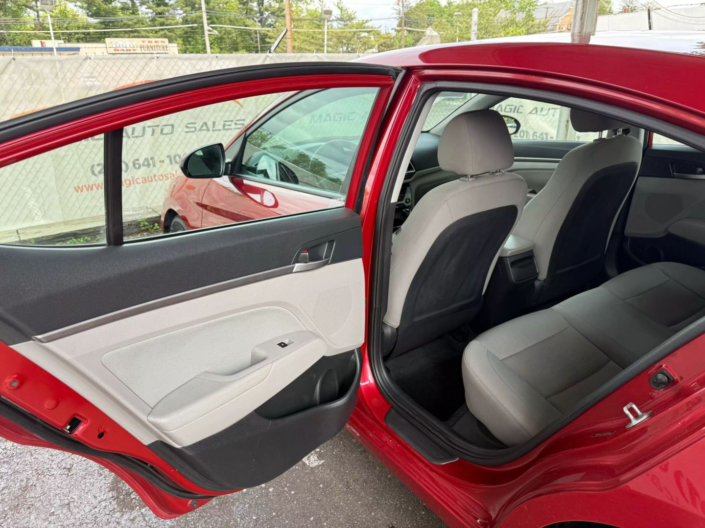 2018 Hyundai Elantra - Image 17