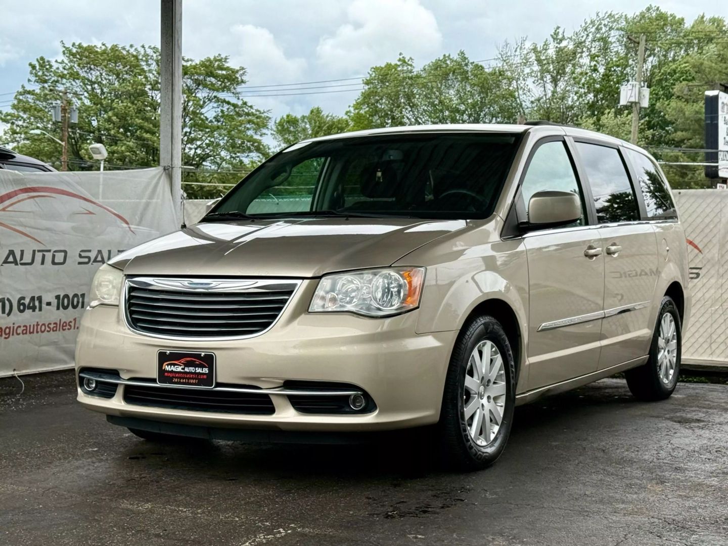 2013 Chrysler Town & Country - Image 3