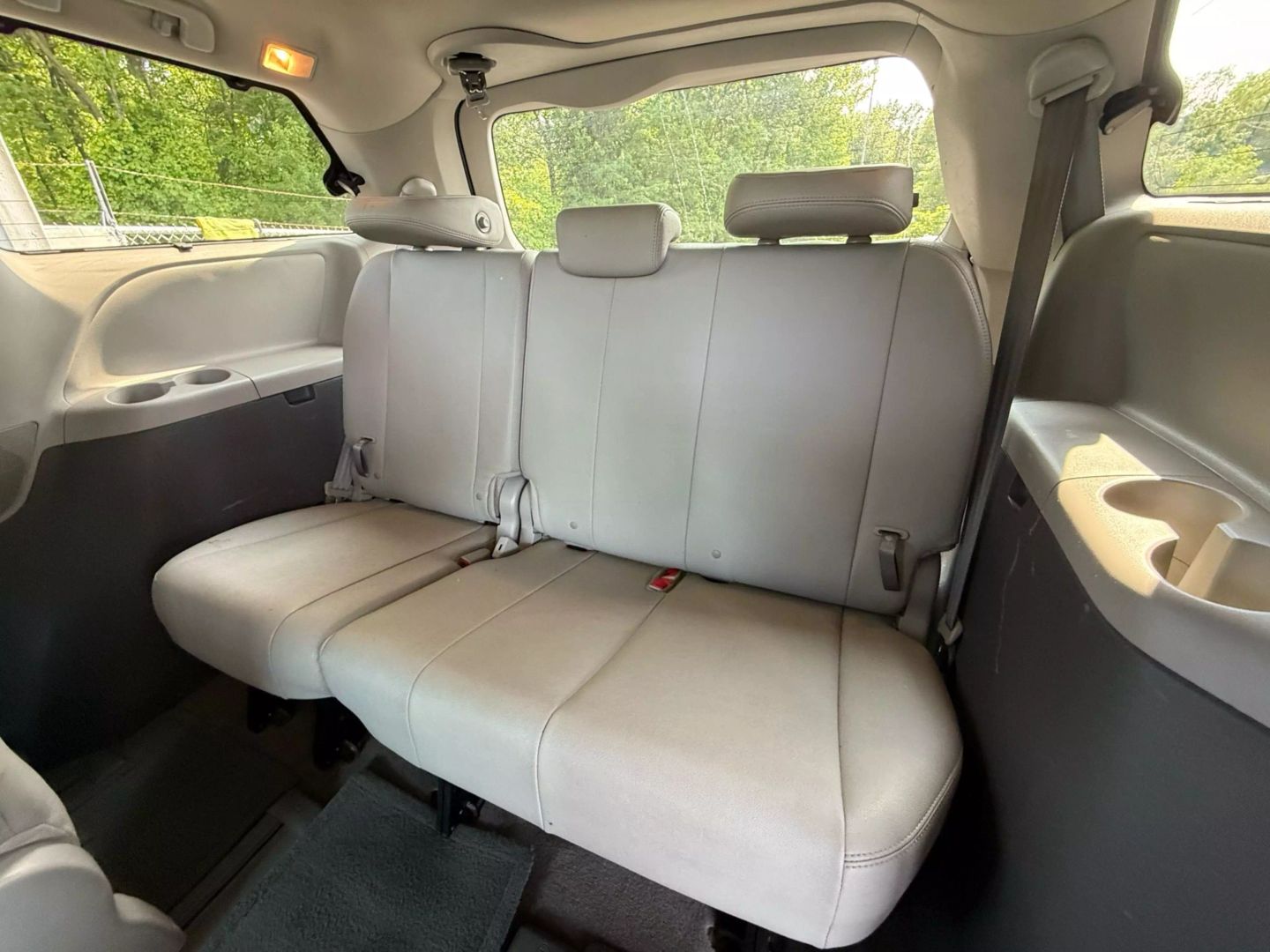 2017 Toyota Sienna - Image 19