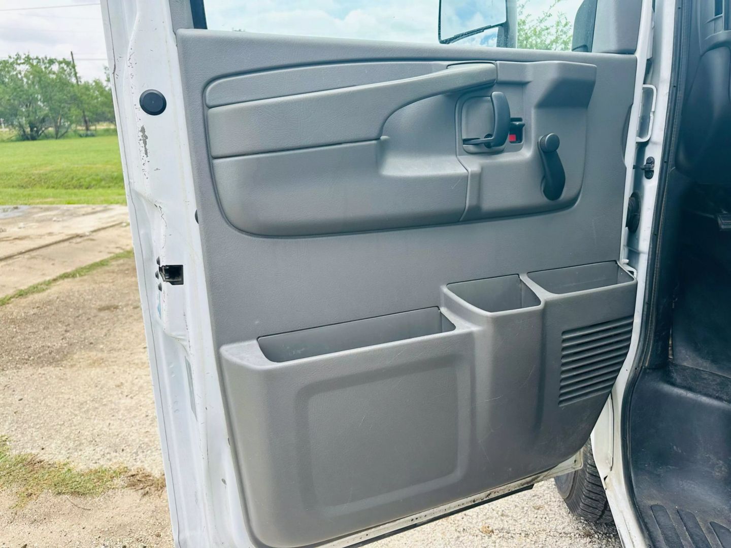2014 Chevrolet Express Commercial Cutaway - Image 12