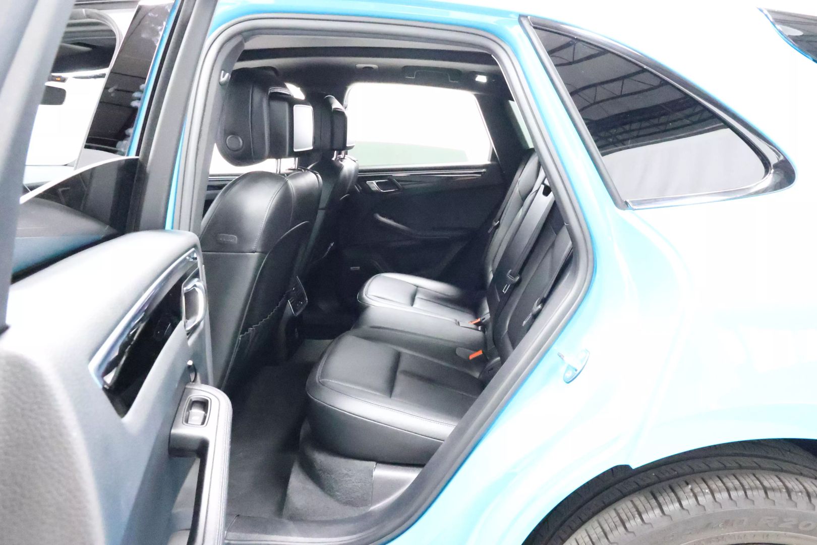 2022 Porsche Macan - Image 47