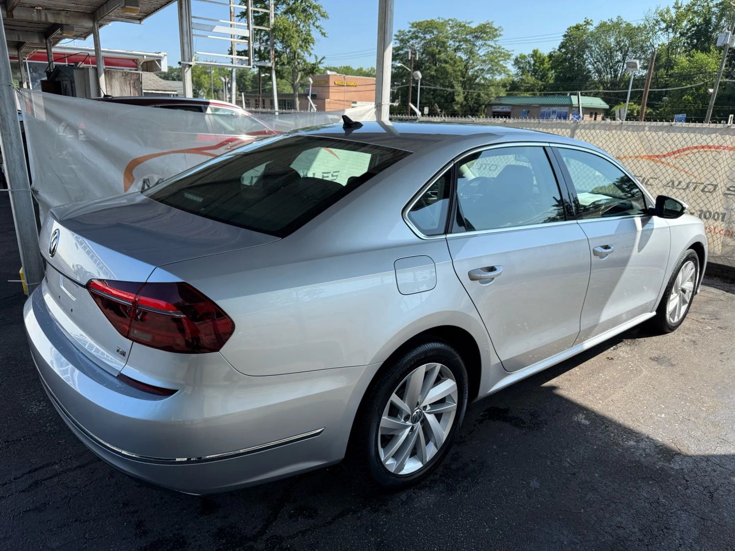 2018 Volkswagen Passat - Image 12