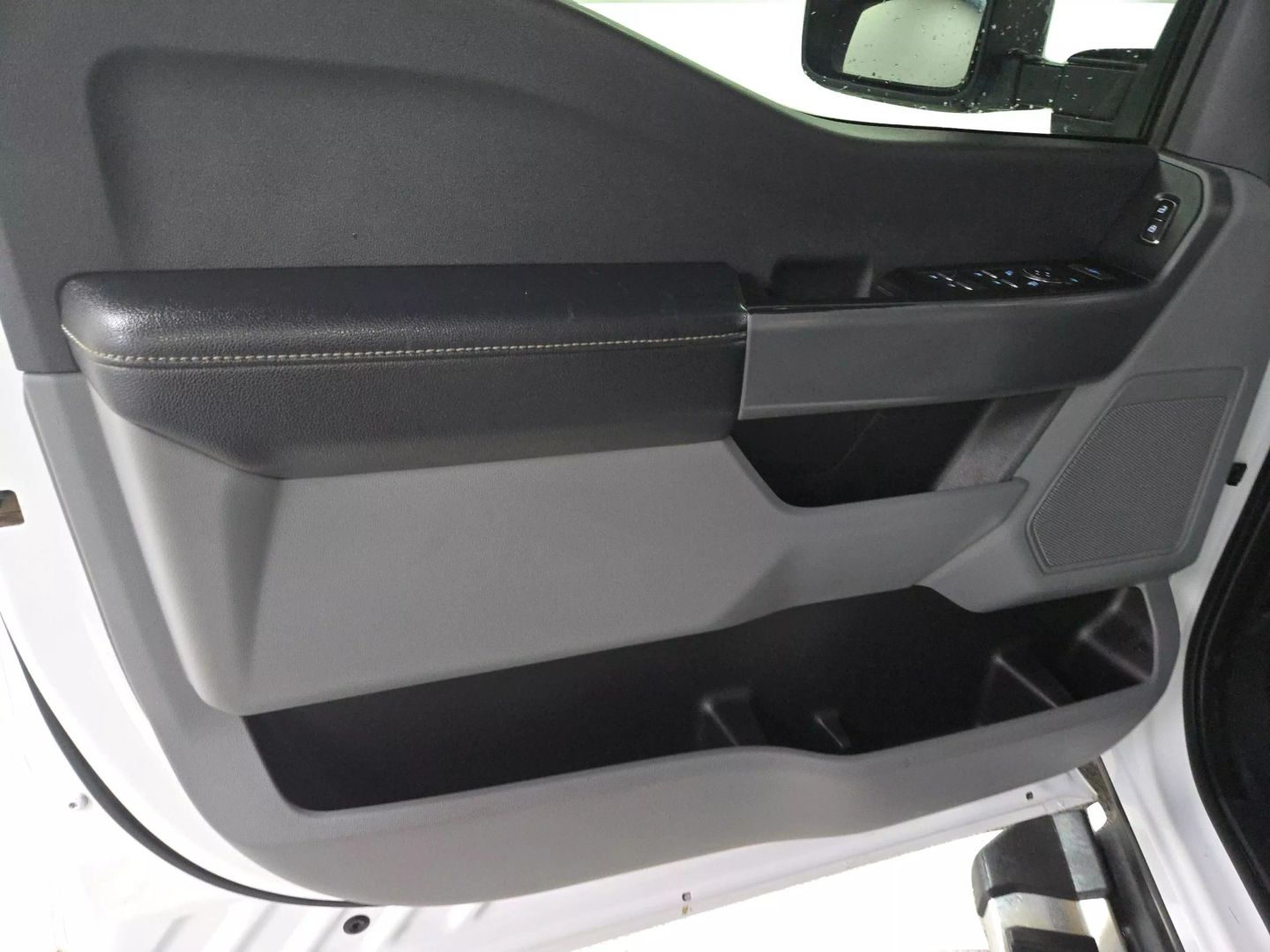 2023 Ford F350 Super Duty Crew Cab - Image 21