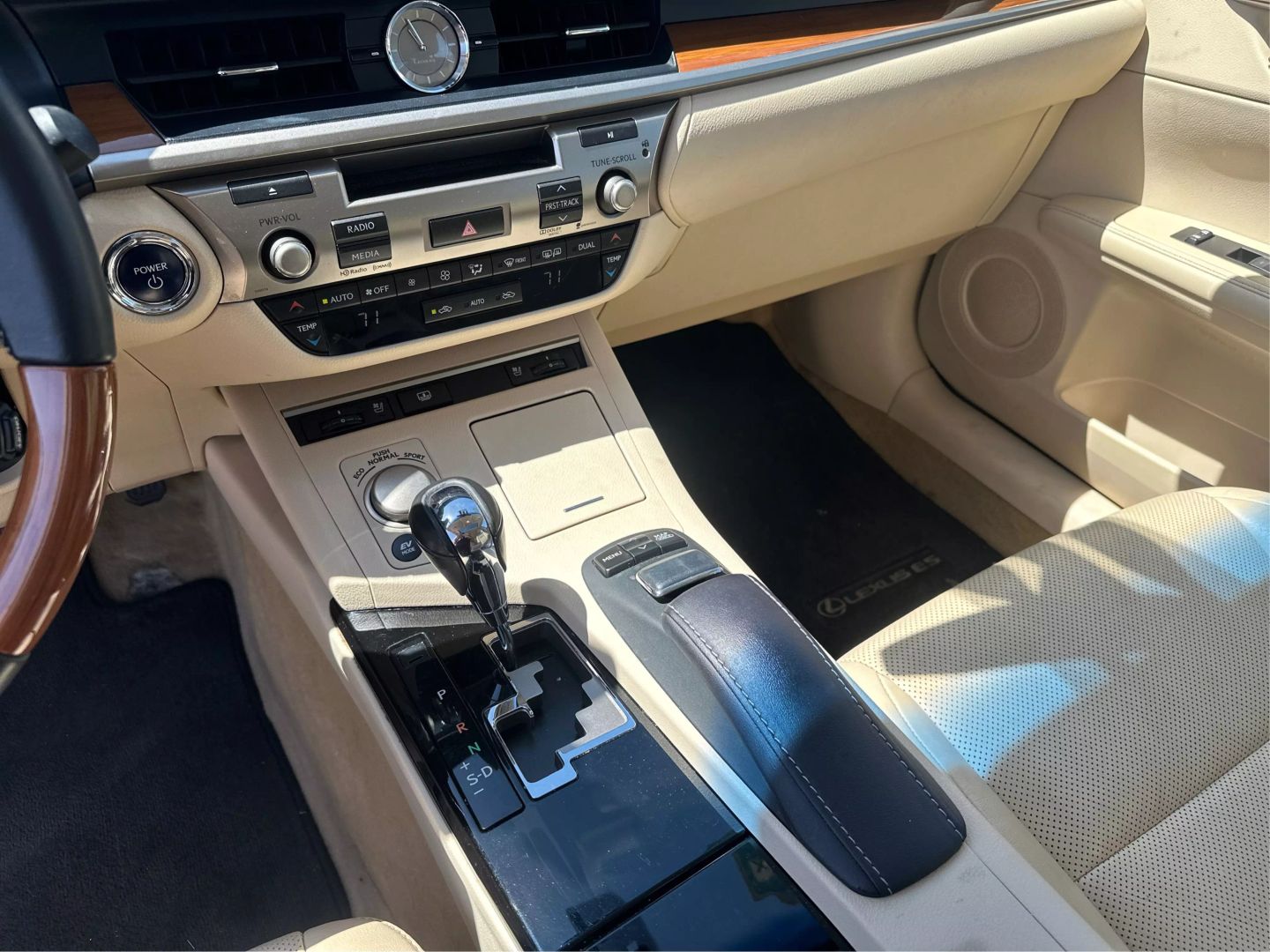2013 LEXUS ES SEDAN 4-CYL, HYBRID, 2.5 LITER ES 300H SEDAN 4D
