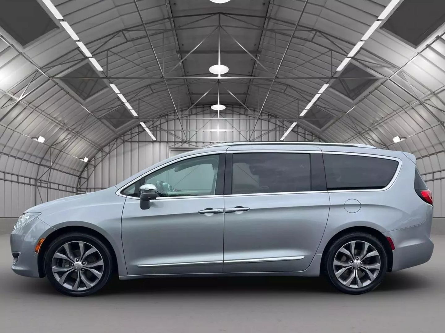 Used 2017 Chrysler Pacifica Limited with VIN 2C4RC1GG7HR620269 for sale in Kansas City