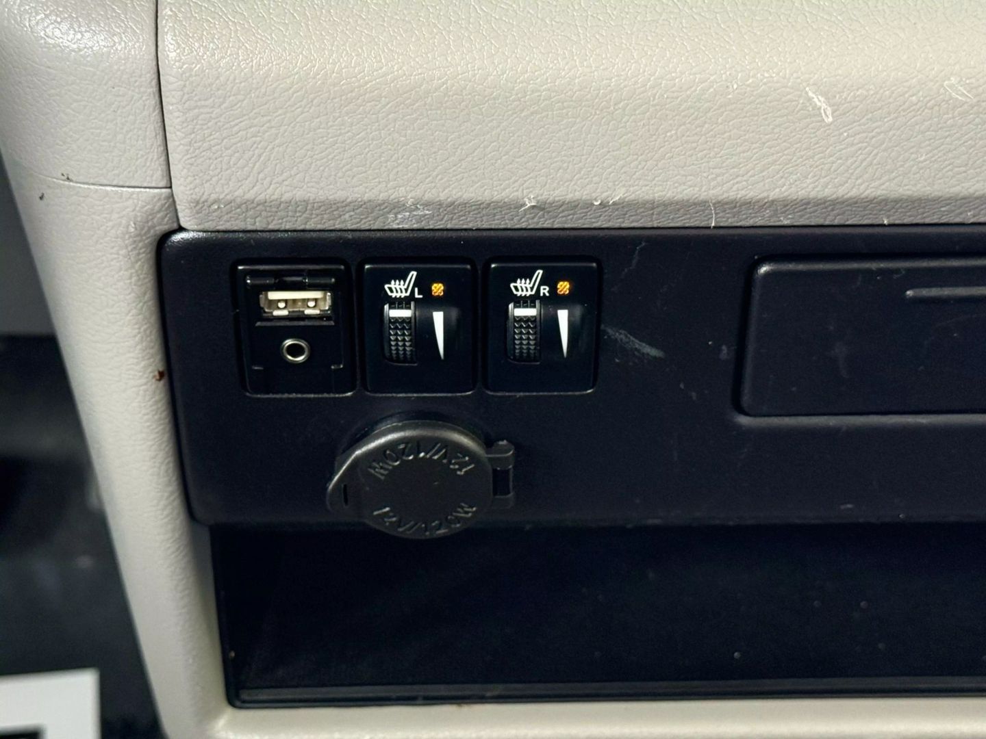 2017 Toyota Sienna - Image 29