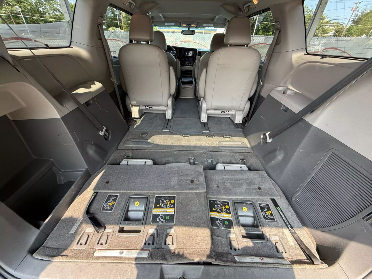 2017 Toyota Sienna - Image 21
