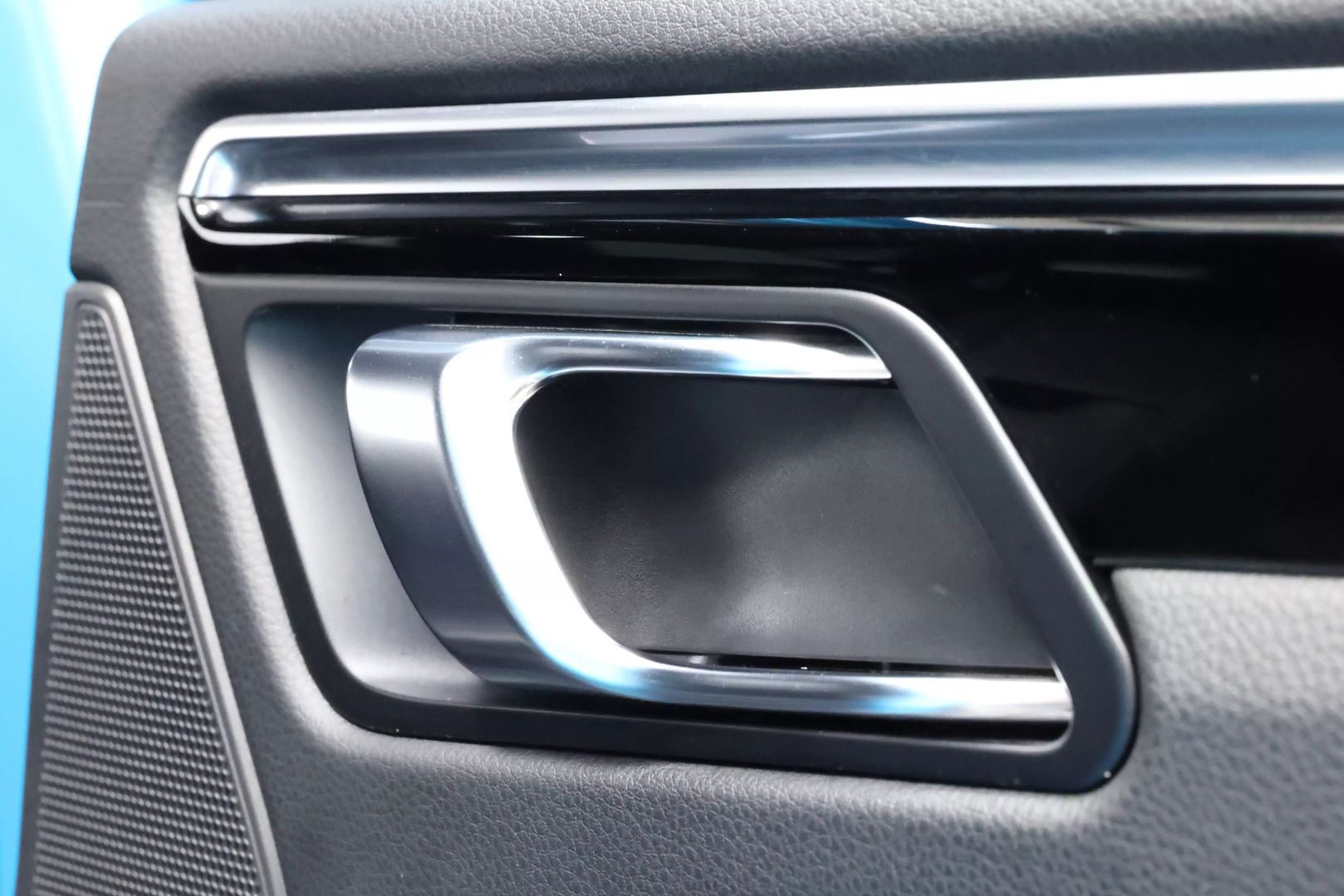 2022 Porsche Macan - Image 65