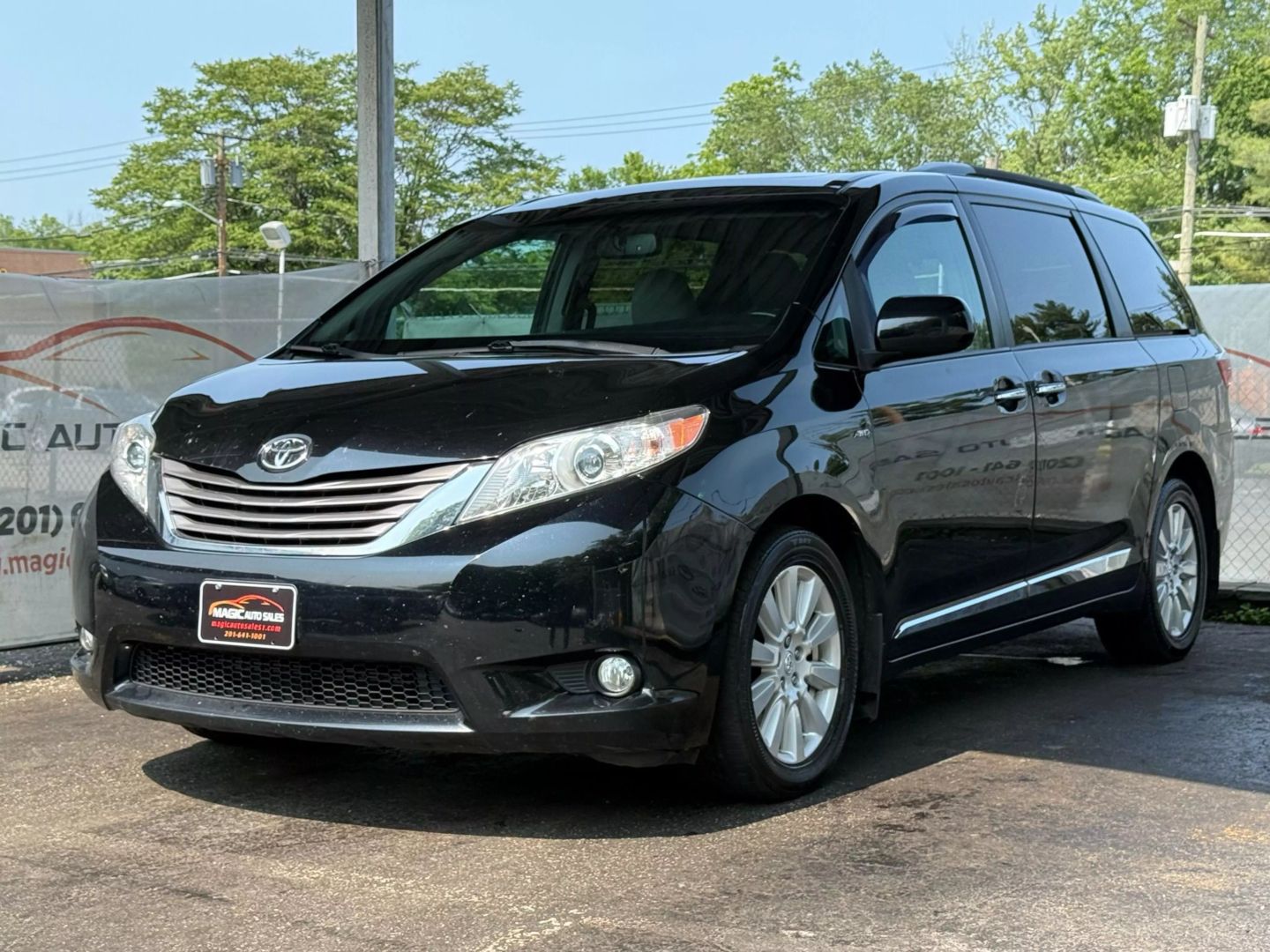 2017 Toyota Sienna - Image 3