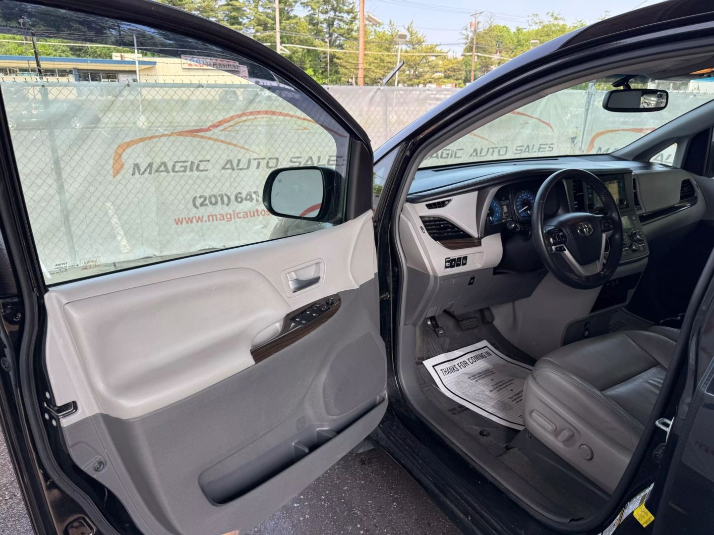 2017 Toyota Sienna - Image 14