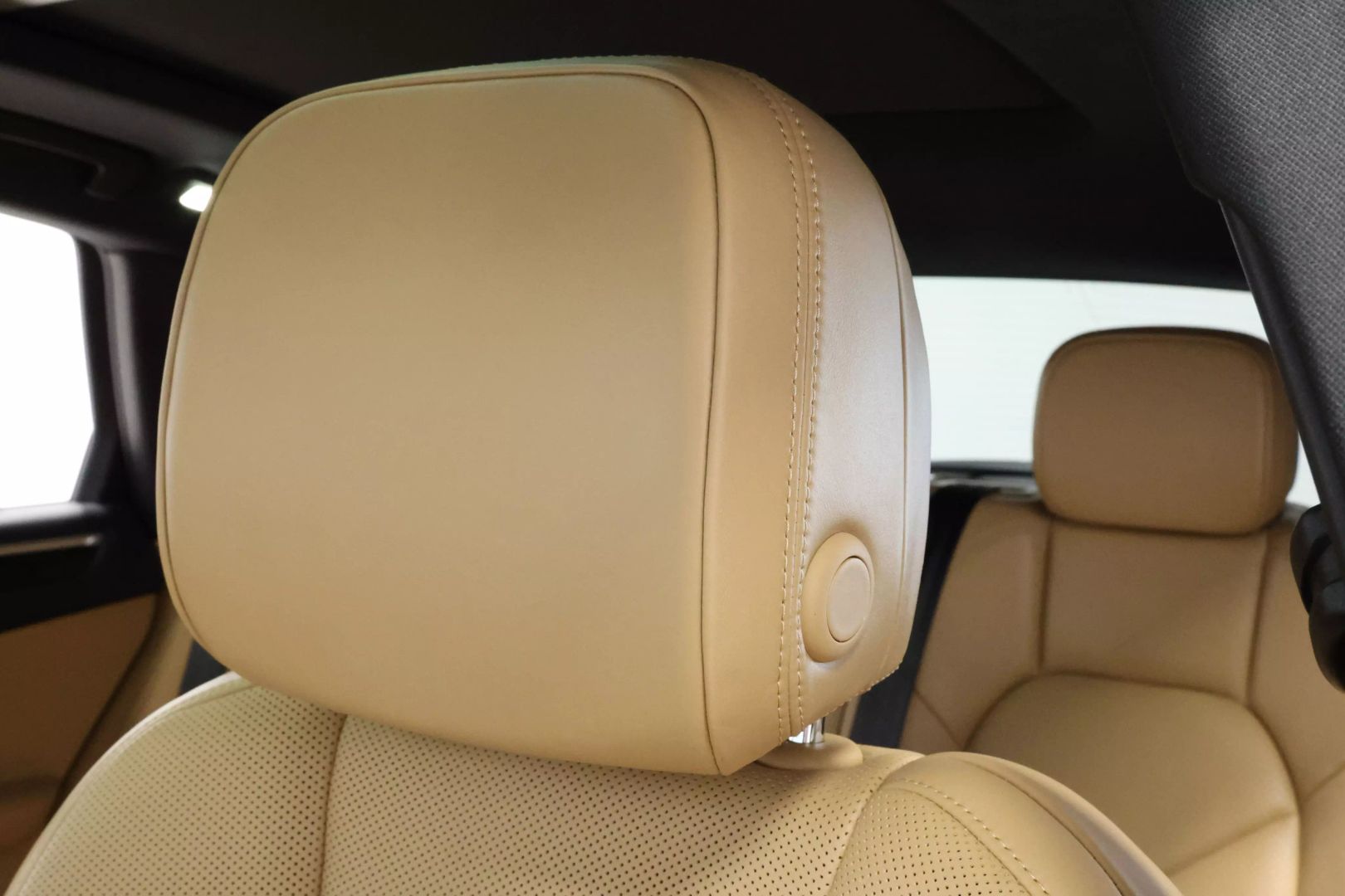 2017 Porsche Macan - Image 19