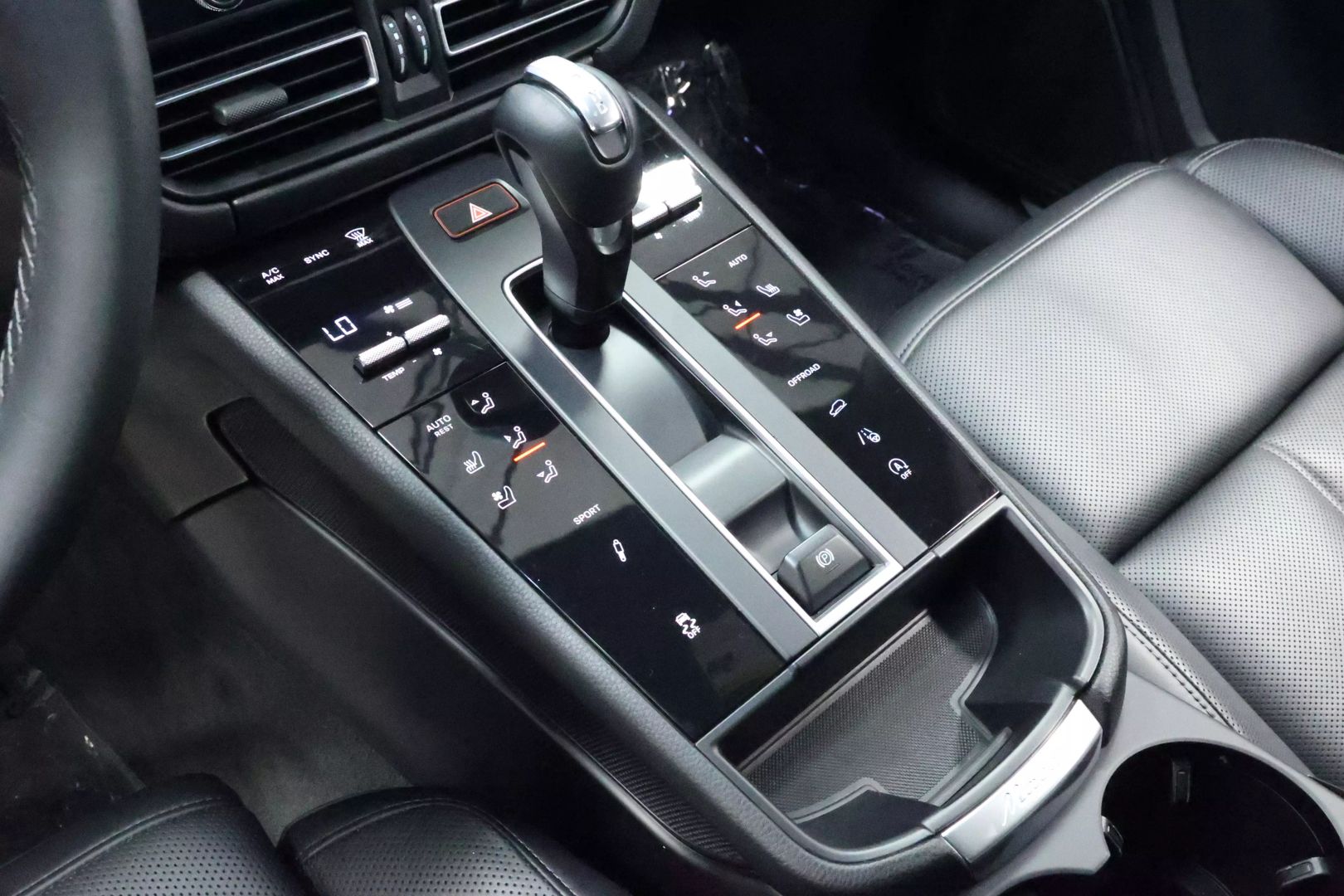 2022 Porsche Macan - Image 39