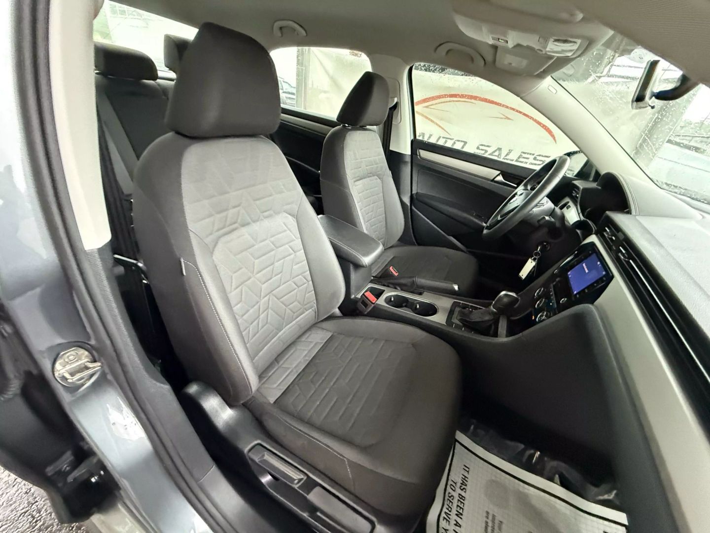 2021 Volkswagen Passat - Image 24