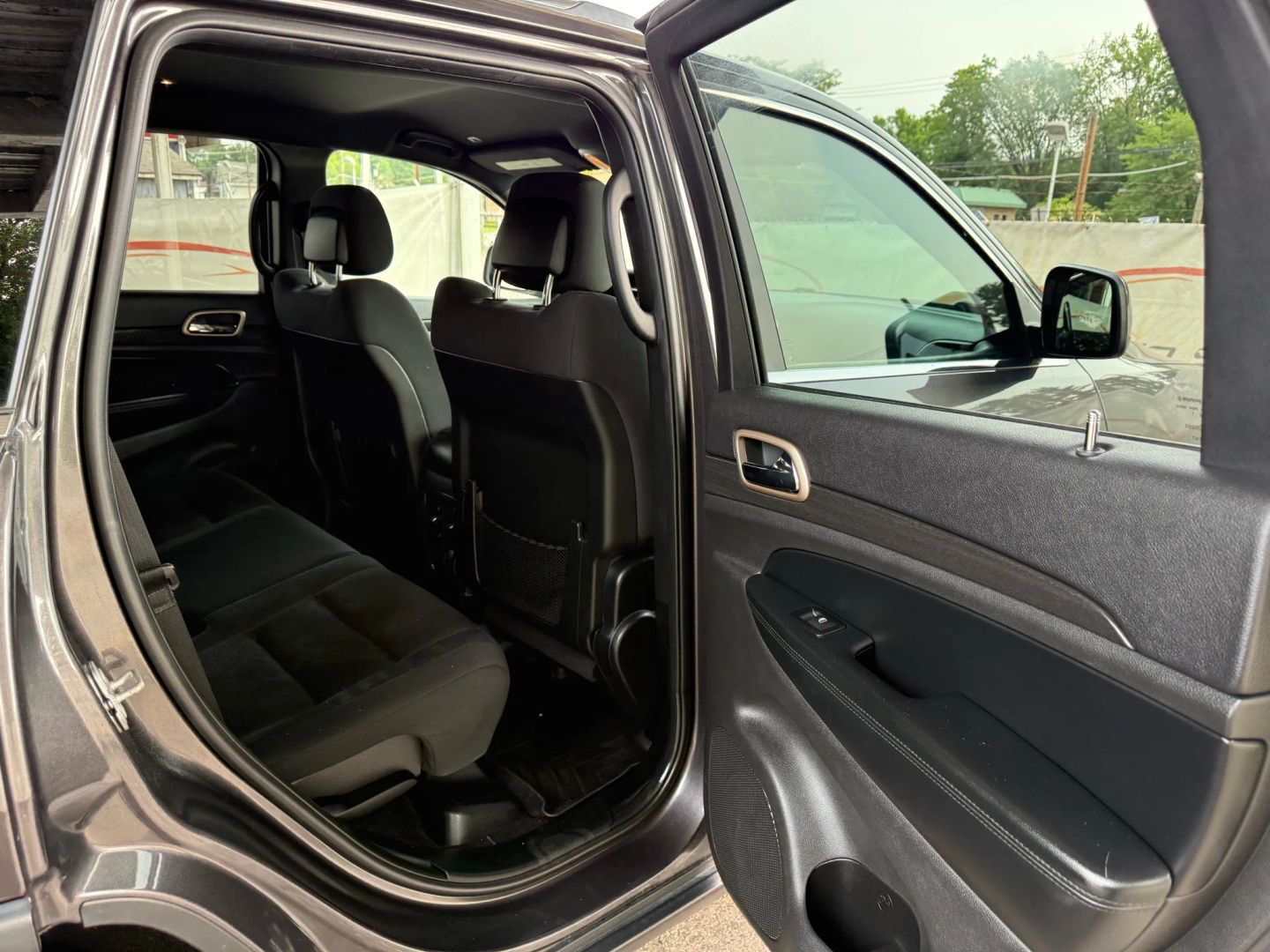 2017 Jeep Grand Cherokee - Image 21