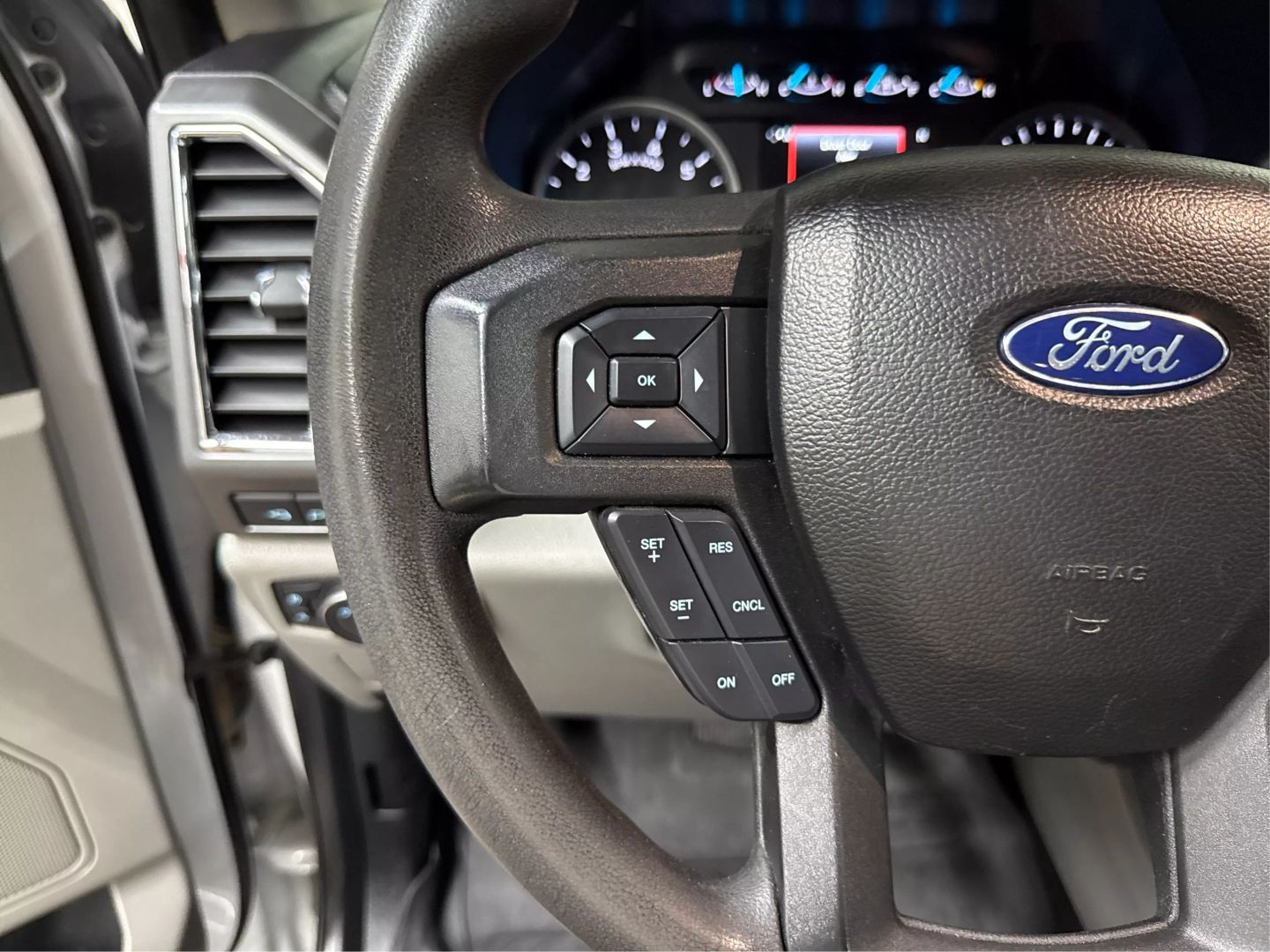2017 Ford F250 Super Duty Crew Cab - Image 22