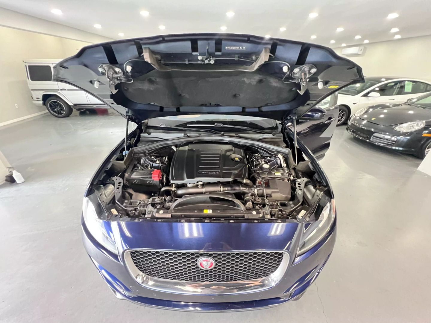 2018 Jaguar F-pace 25t Premium Sport Utility 4d - Image 31