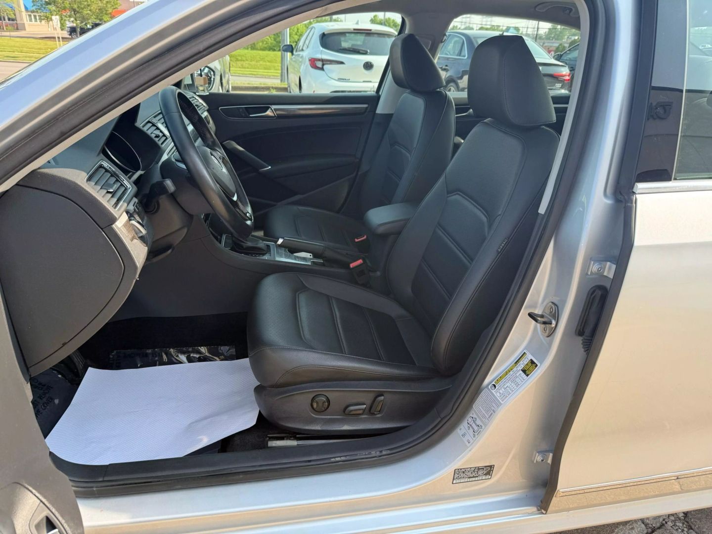 2017 Volkswagen Passat - Image 17