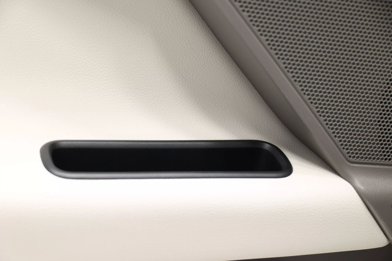 2019 Jaguar Xe - Image 50