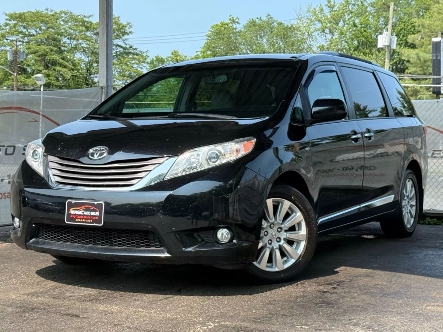 2017 Toyota Sienna - Image 1